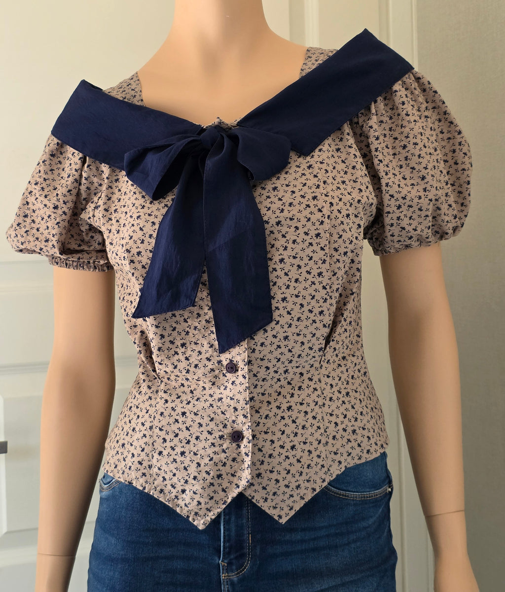 Carissa, short-sleeved floral shirt with shawl collar, size 36