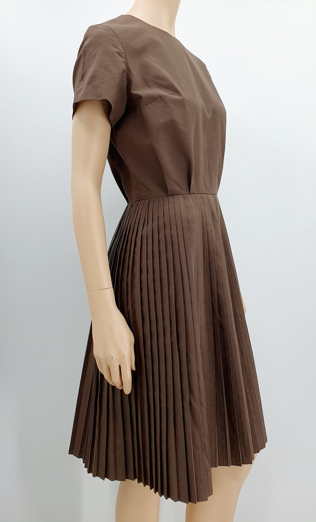 Kaakaonruskea vintagemekko 60-luvulta, vekkihelma, kuva sivulta