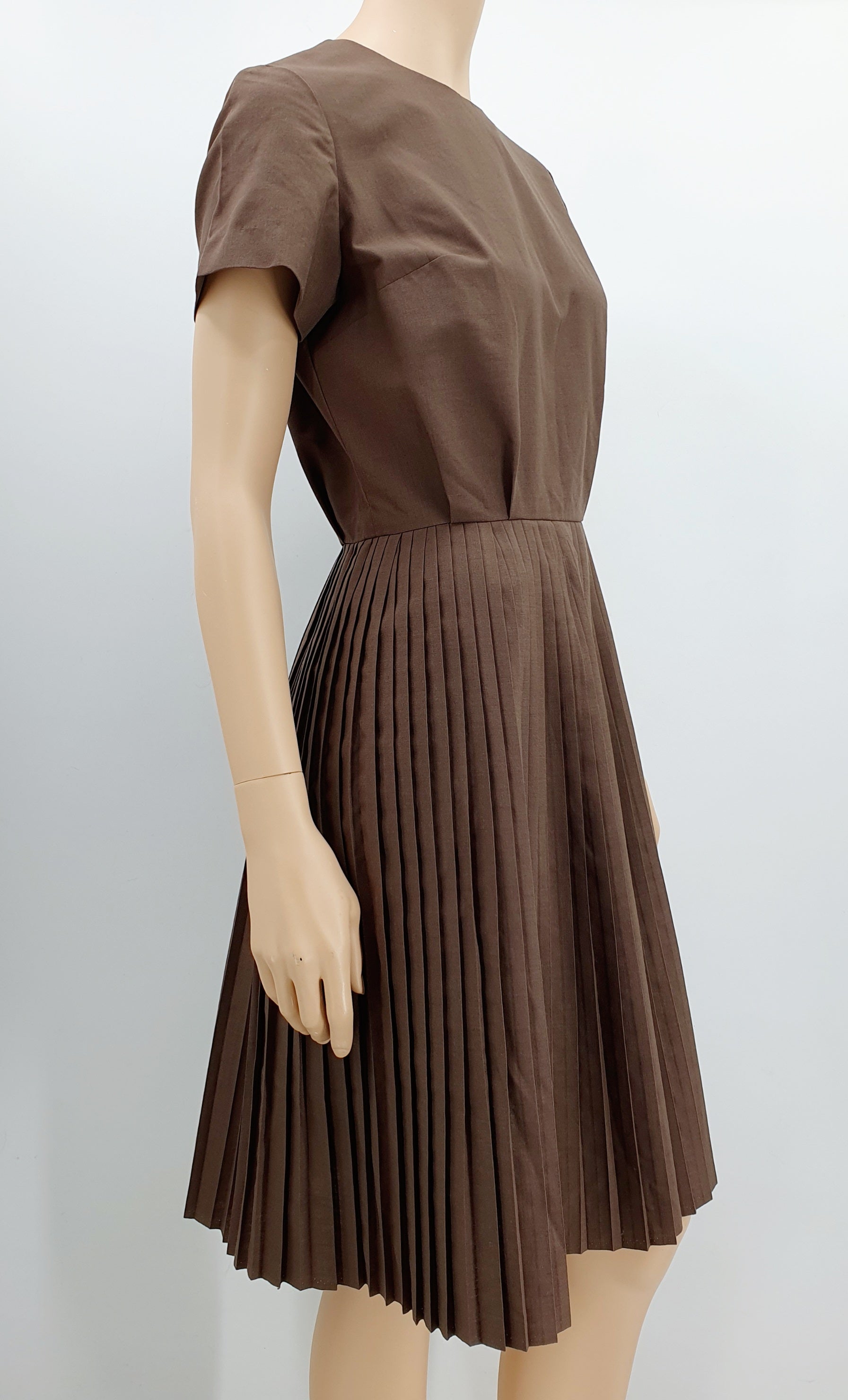 Kaakaonruskea vintagemekko 60-luvulta, vekkihelma, kuva sivulta