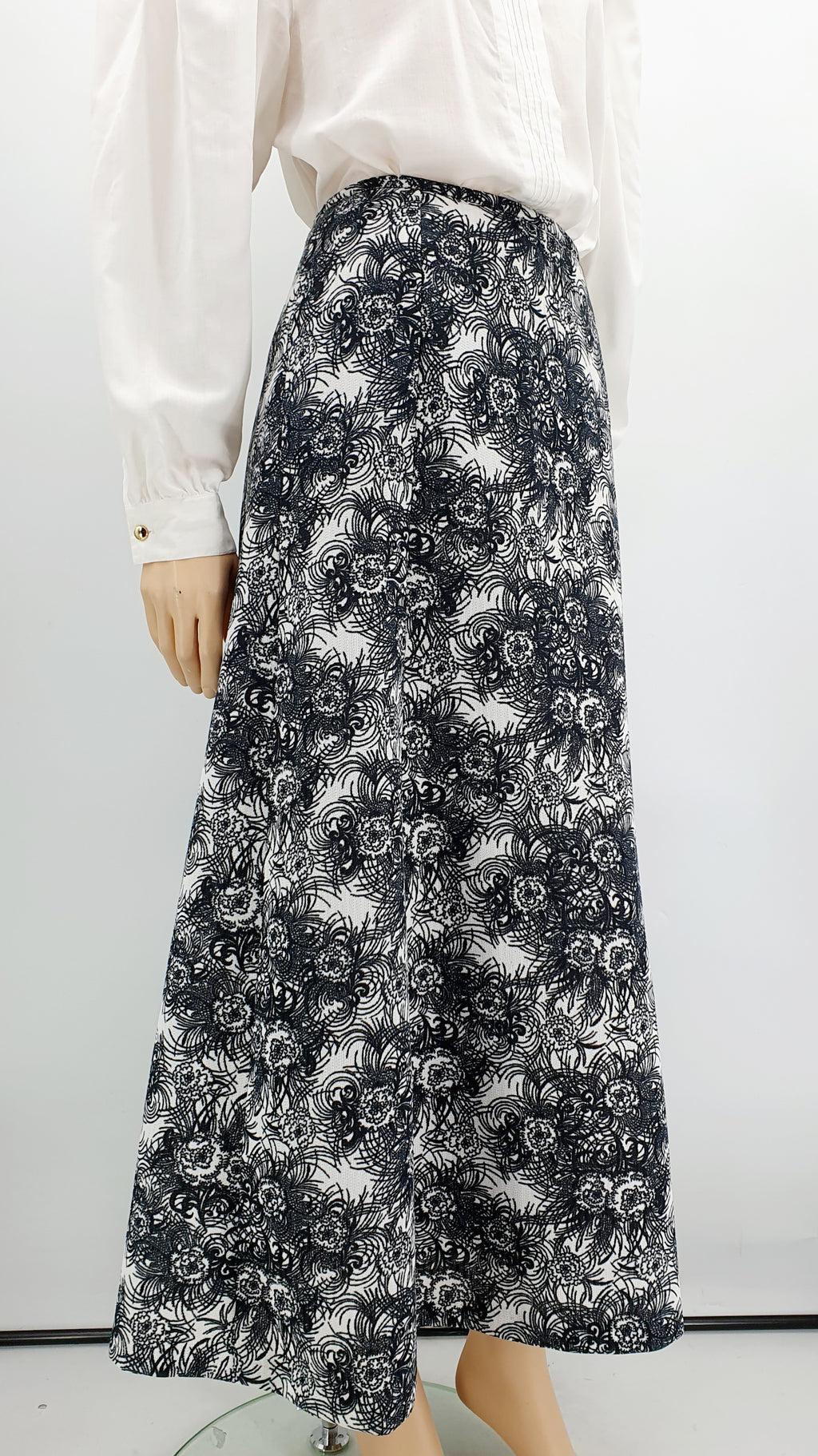 Mustavalkoinen maxihame 70-luvulta Kuva sivusta