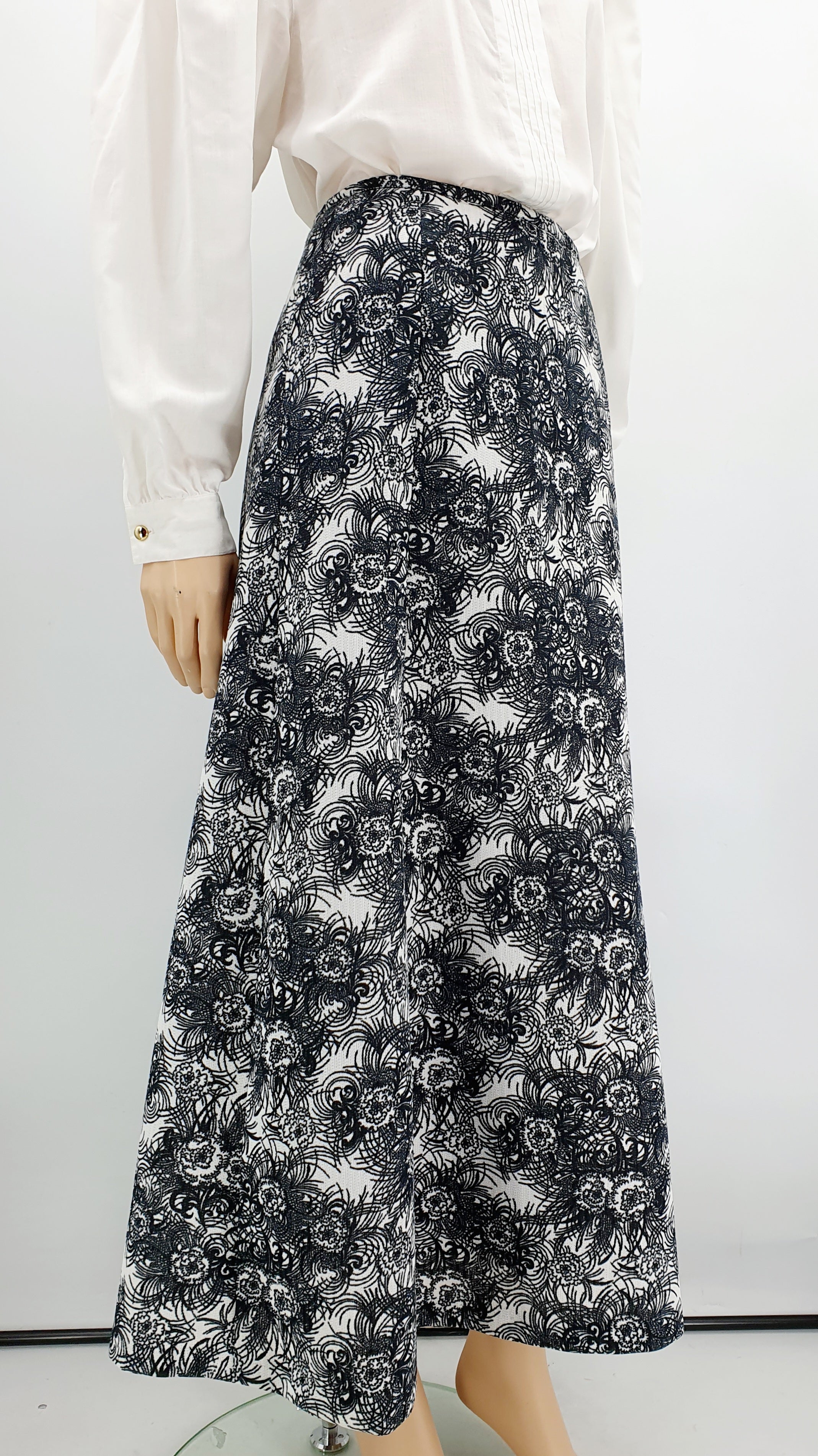 Mustavalkoinen maxihame 70-luvulta Kuva sivusta