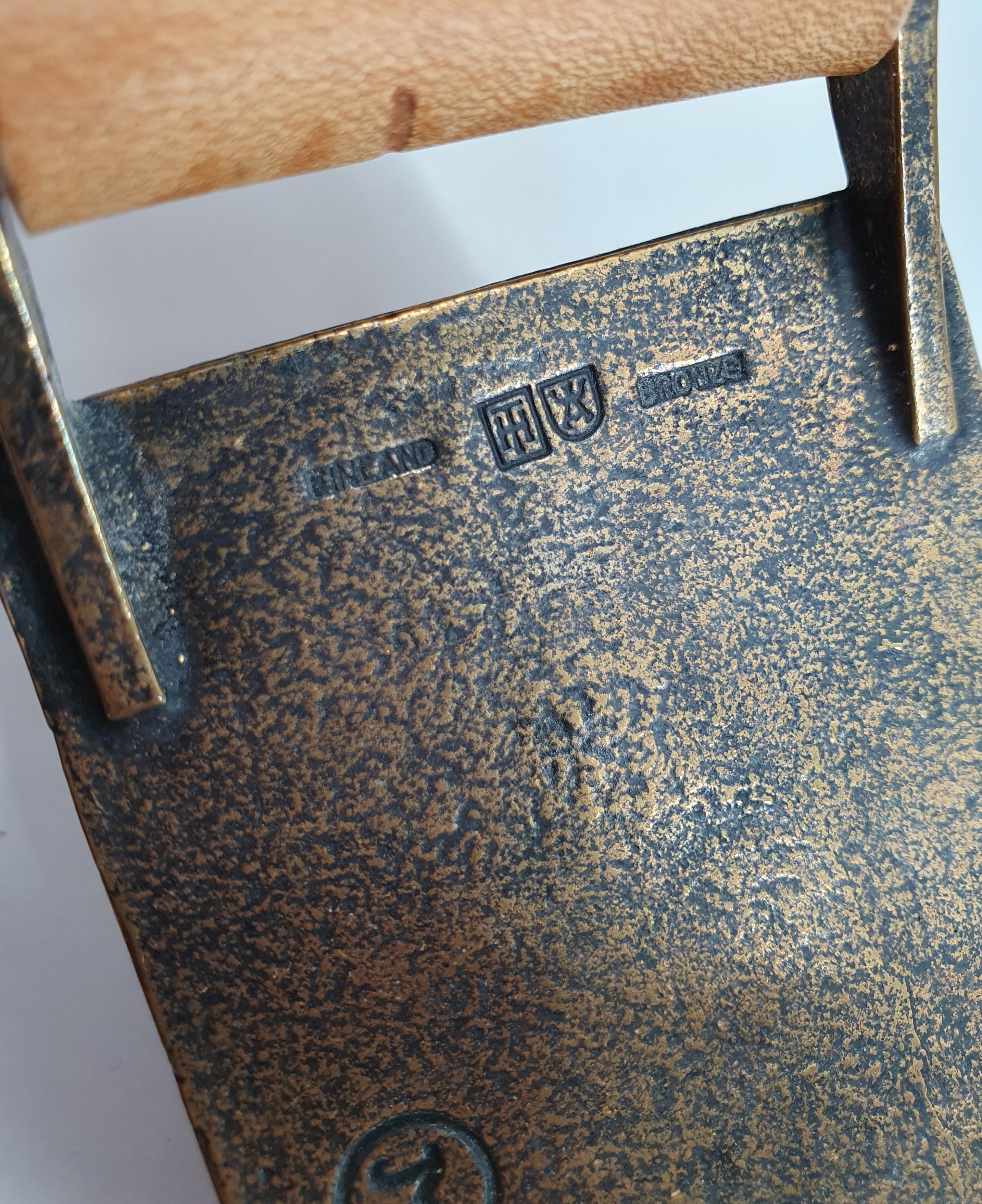 Lappiaiheinen miesten vyö pronssisoljella, kuva leimoista