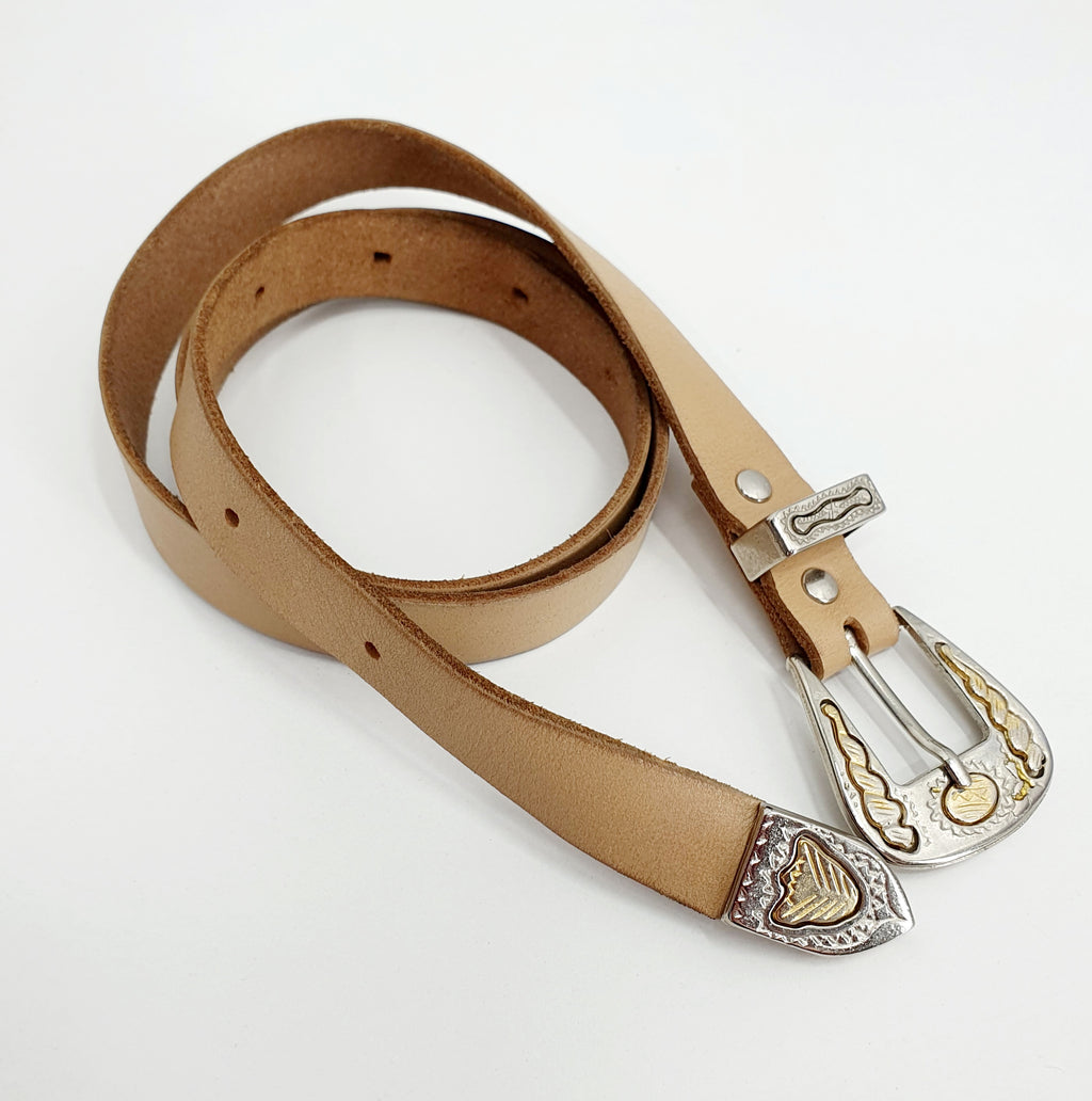 Kapea nahkavyö 1980-luvulta, väri beige, koristeelliset metalliosat