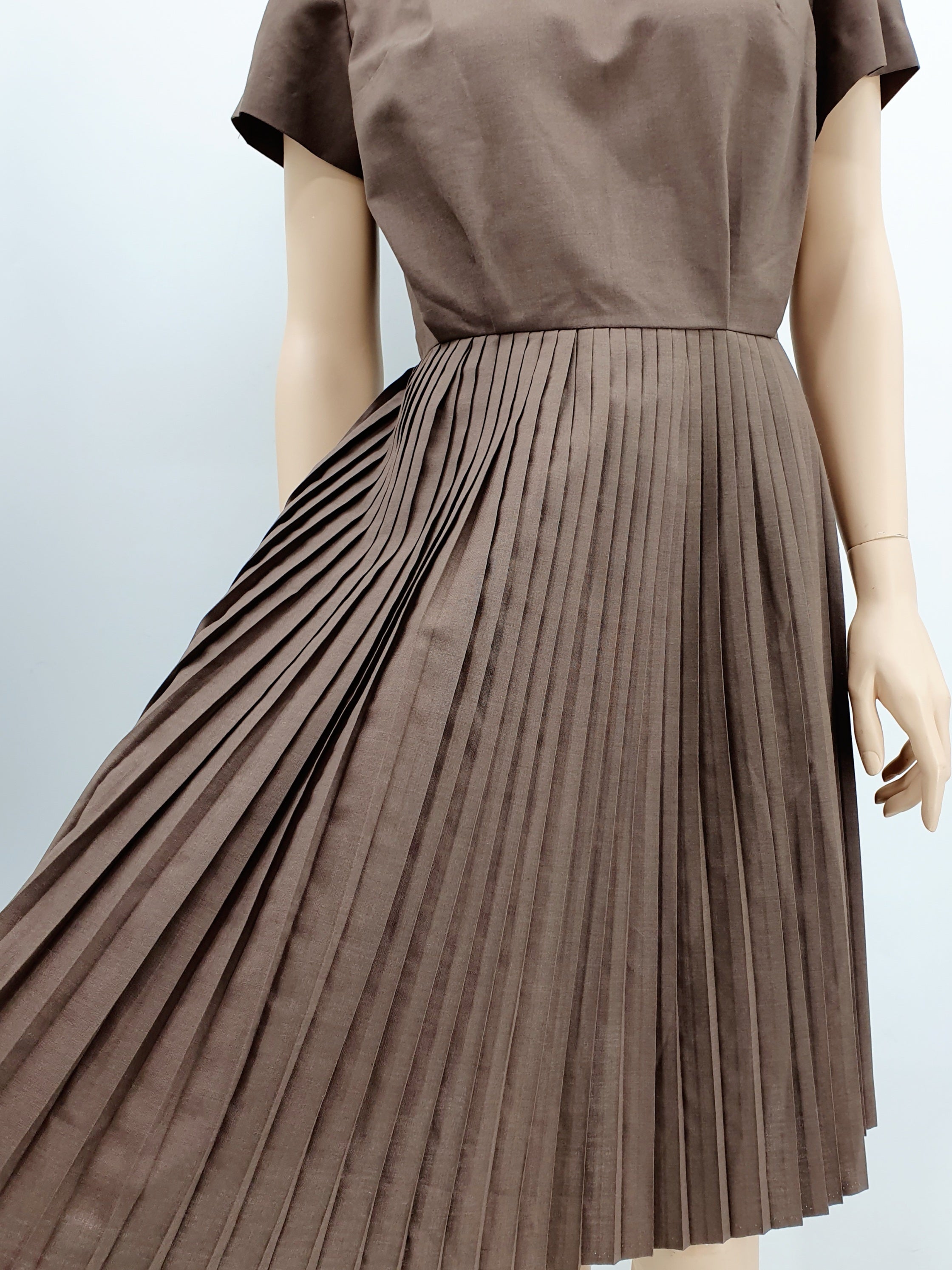 Kaakaonruskea vintagemekko 60-luvulta, vekkihelma, kuva helmasta