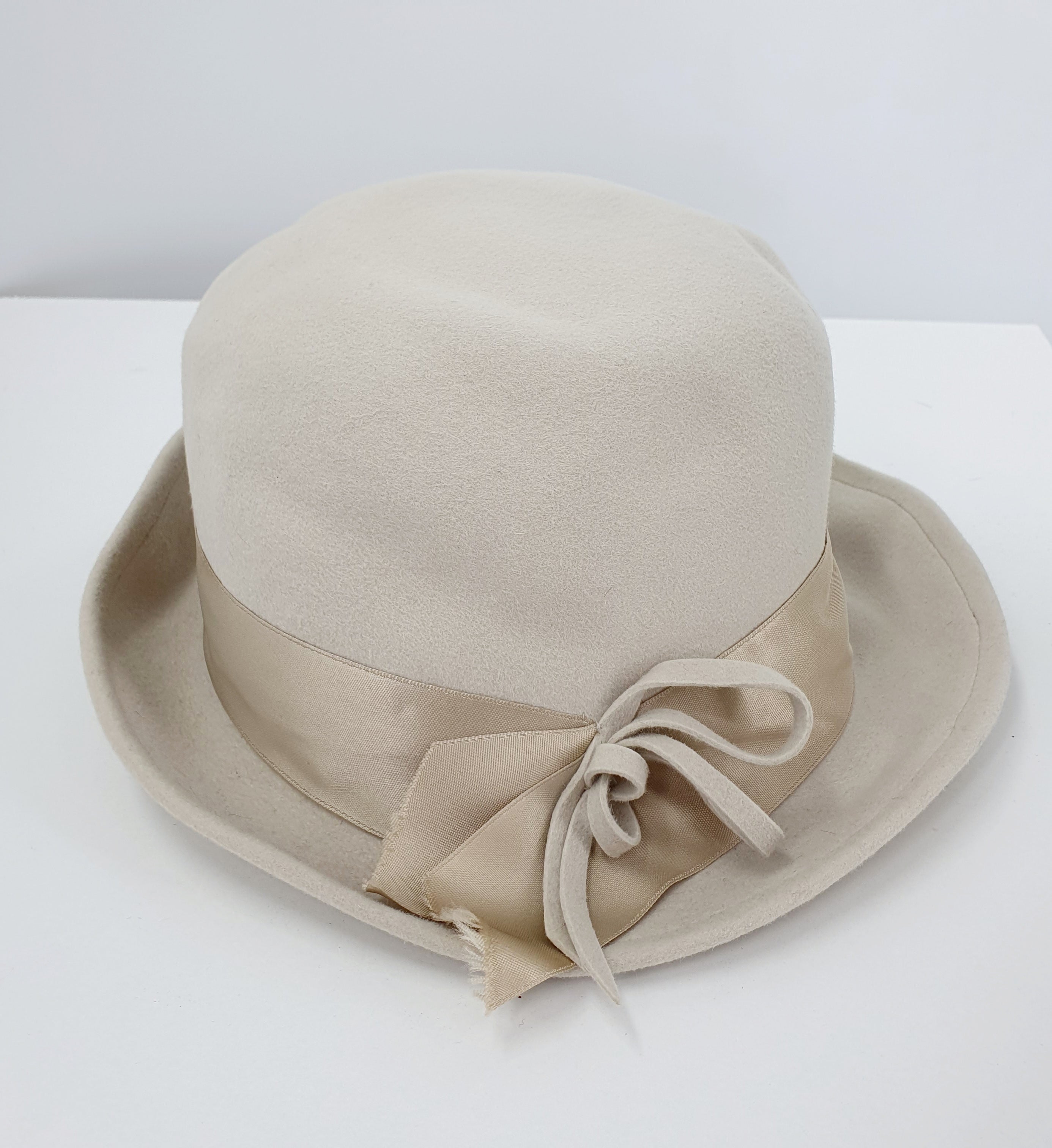 Light felt hat from the 90s, unused, 56cm