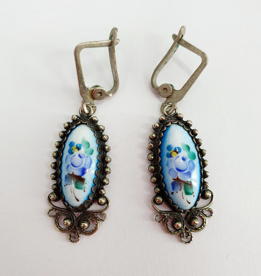 Vintage filigree earrings with floral pattern