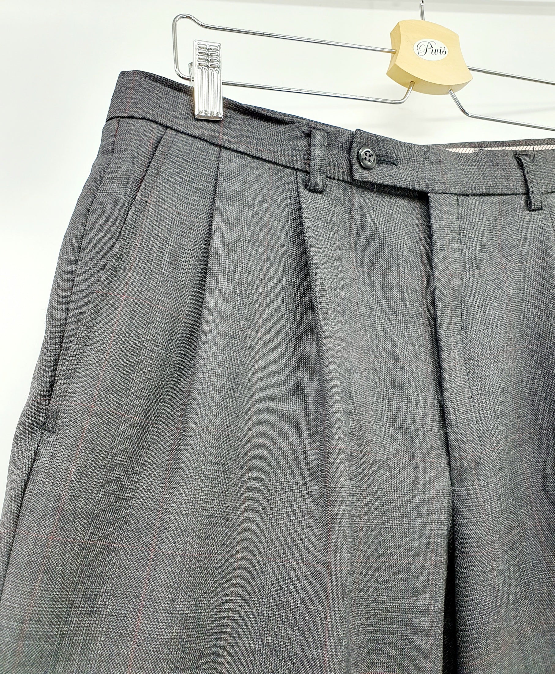 Miesten suorat vintagehousut, upslaaki-lahkeet, väri mustanharmaa, kuva vyötäröstä