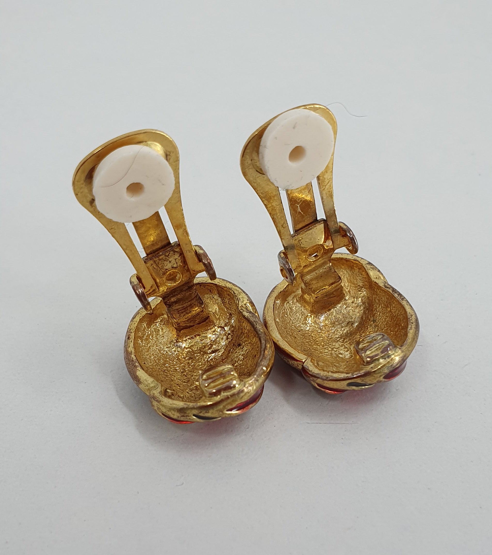 Cabouchon, red and black clip-on earrings