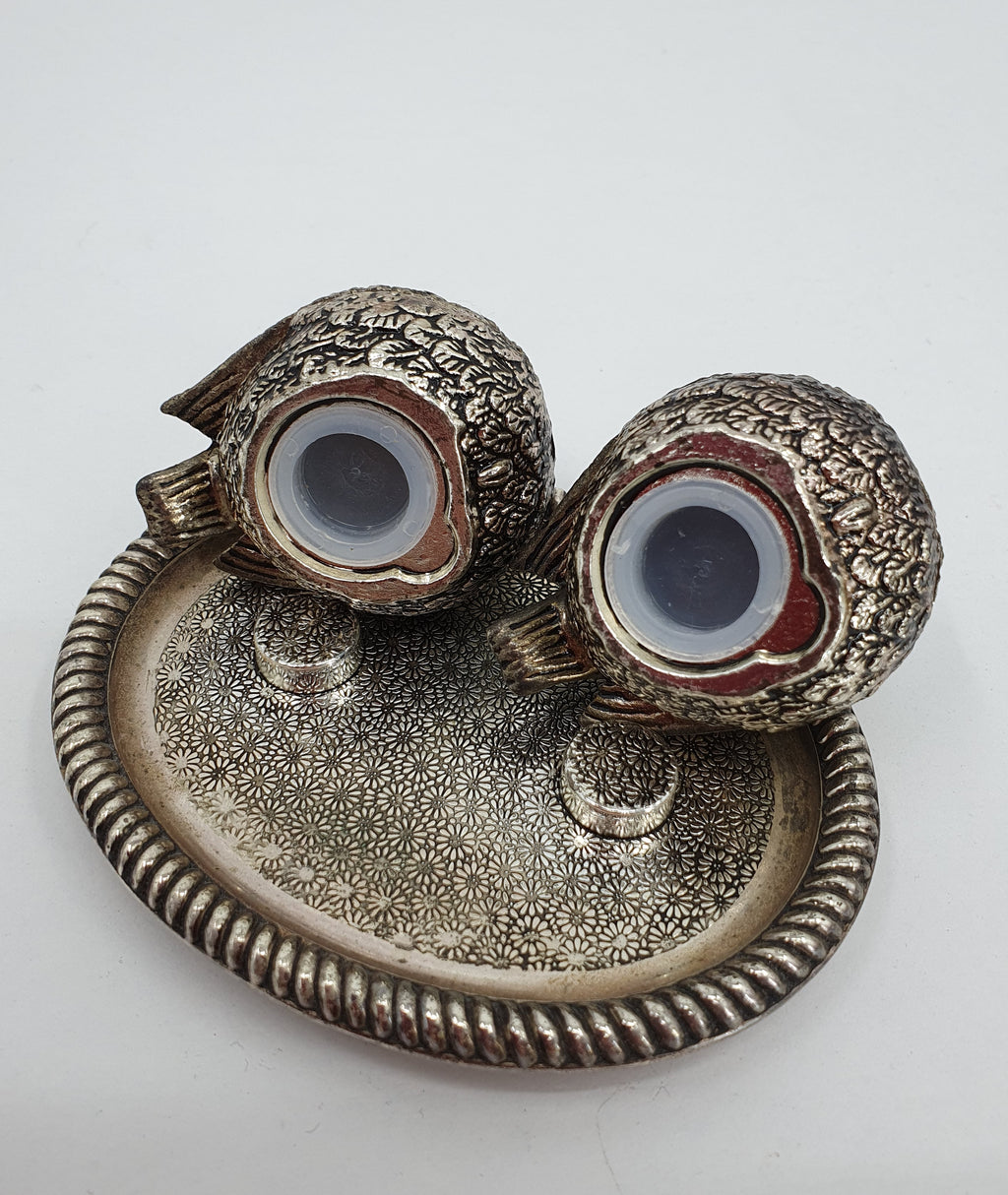 Lintusirottimet ja aluslautanen, kuva pohjasta