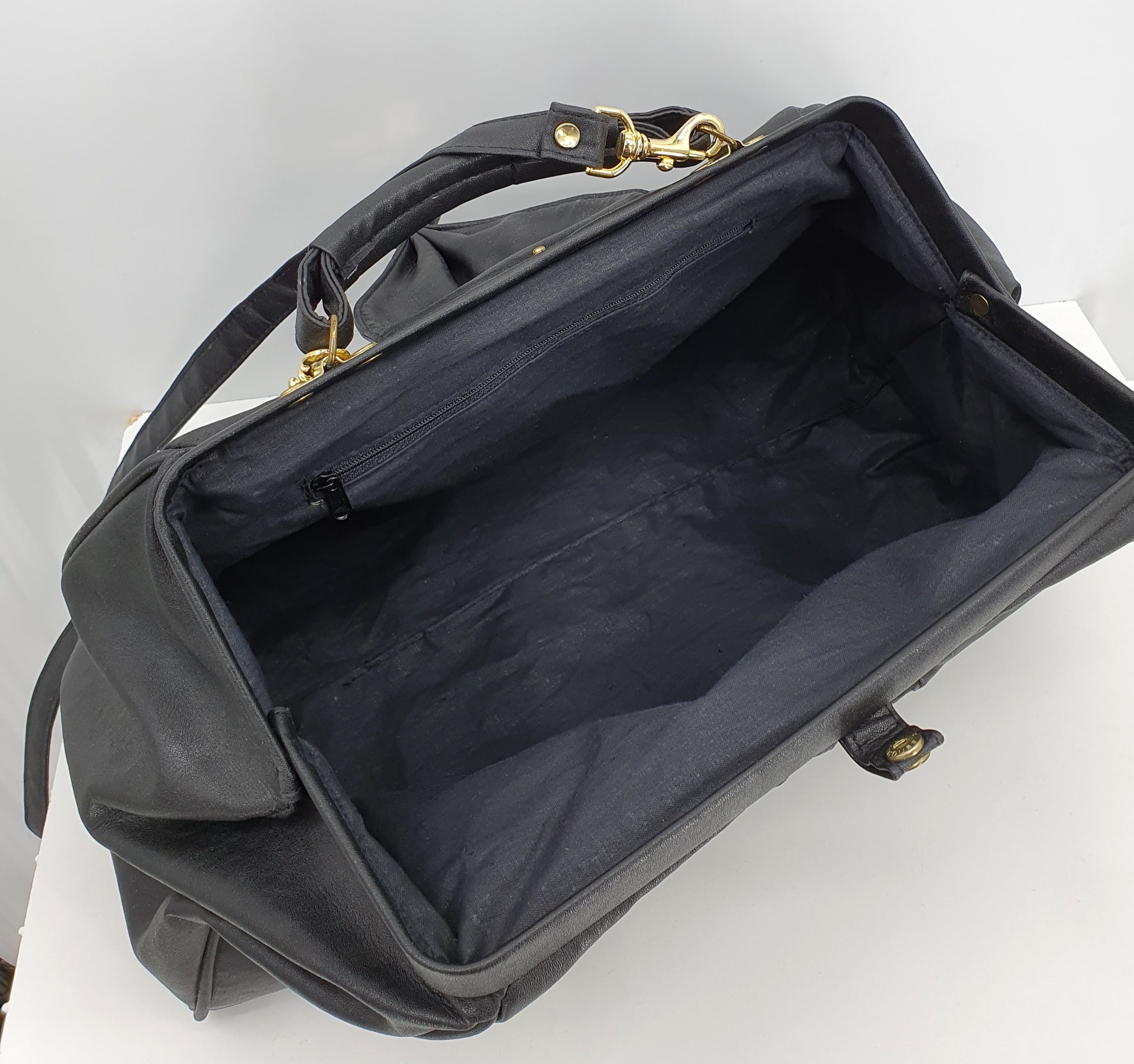 Iso musta laukku Viikonloppulaukku Kuva sisältä