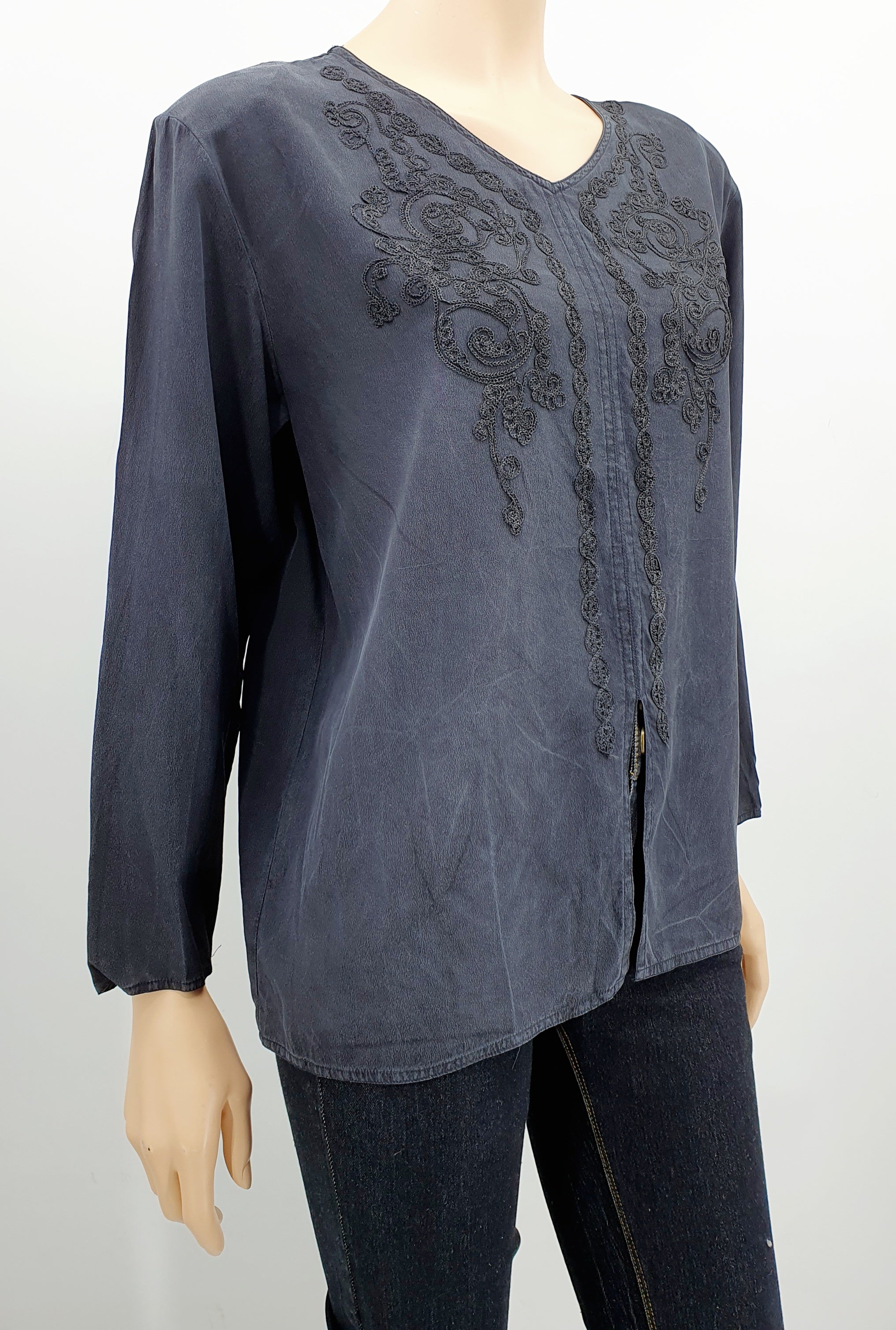 Musta brodeerattu vintage silkkipaita, 90-luku, kuva sivulta