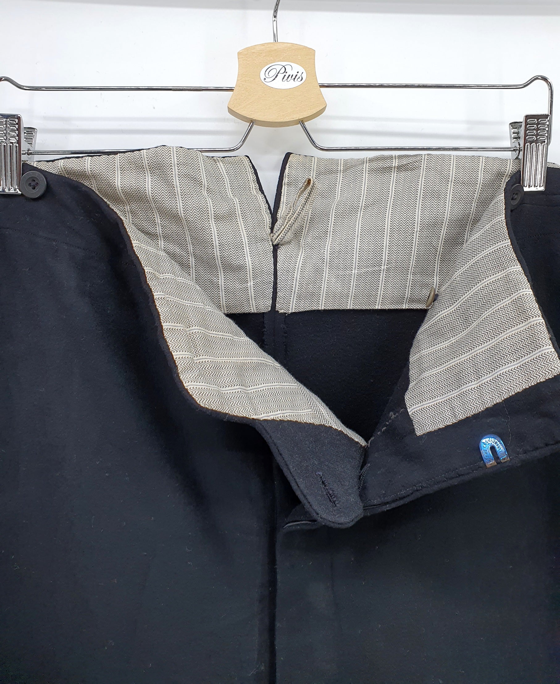 Mustat villakangashousut miehelle, 1930-40-luvulta, kuva vyötäröstä