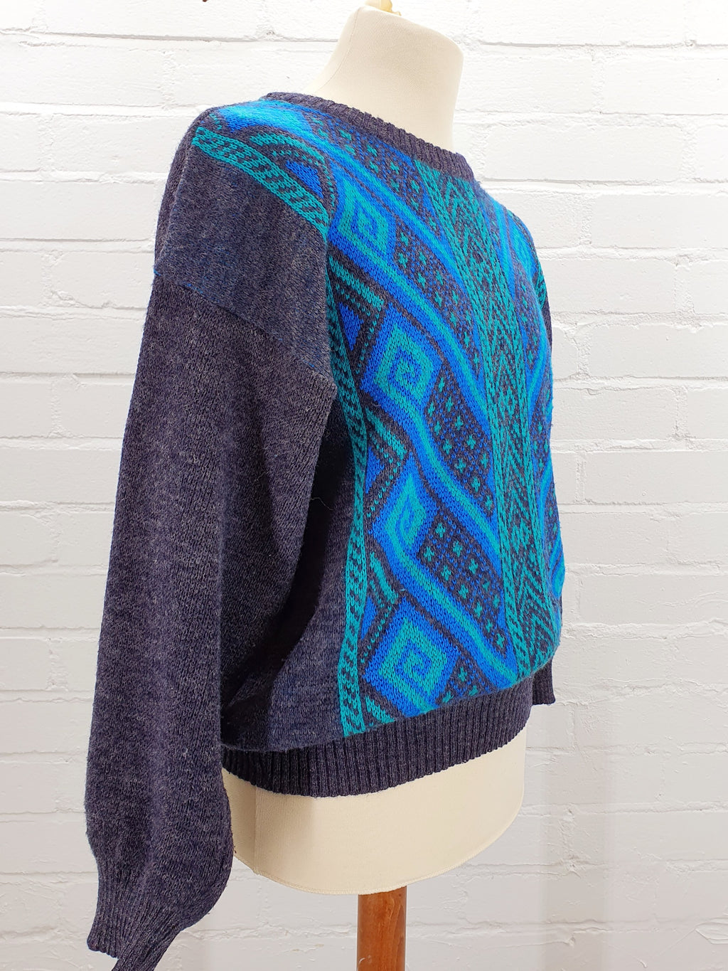 Dark grey men's knit sweater with a teal pattern, from the 80s | Made in Italy | Size L