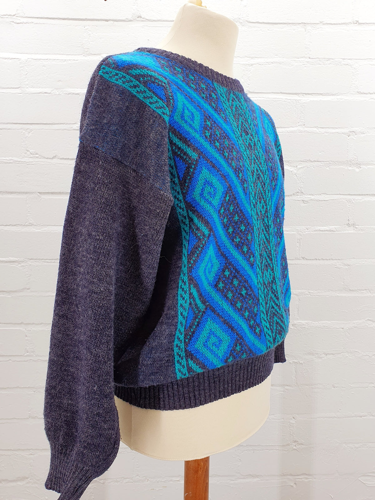 Dark grey men's knit sweater with a teal pattern, from the 80s | Made in Italy | Size L
