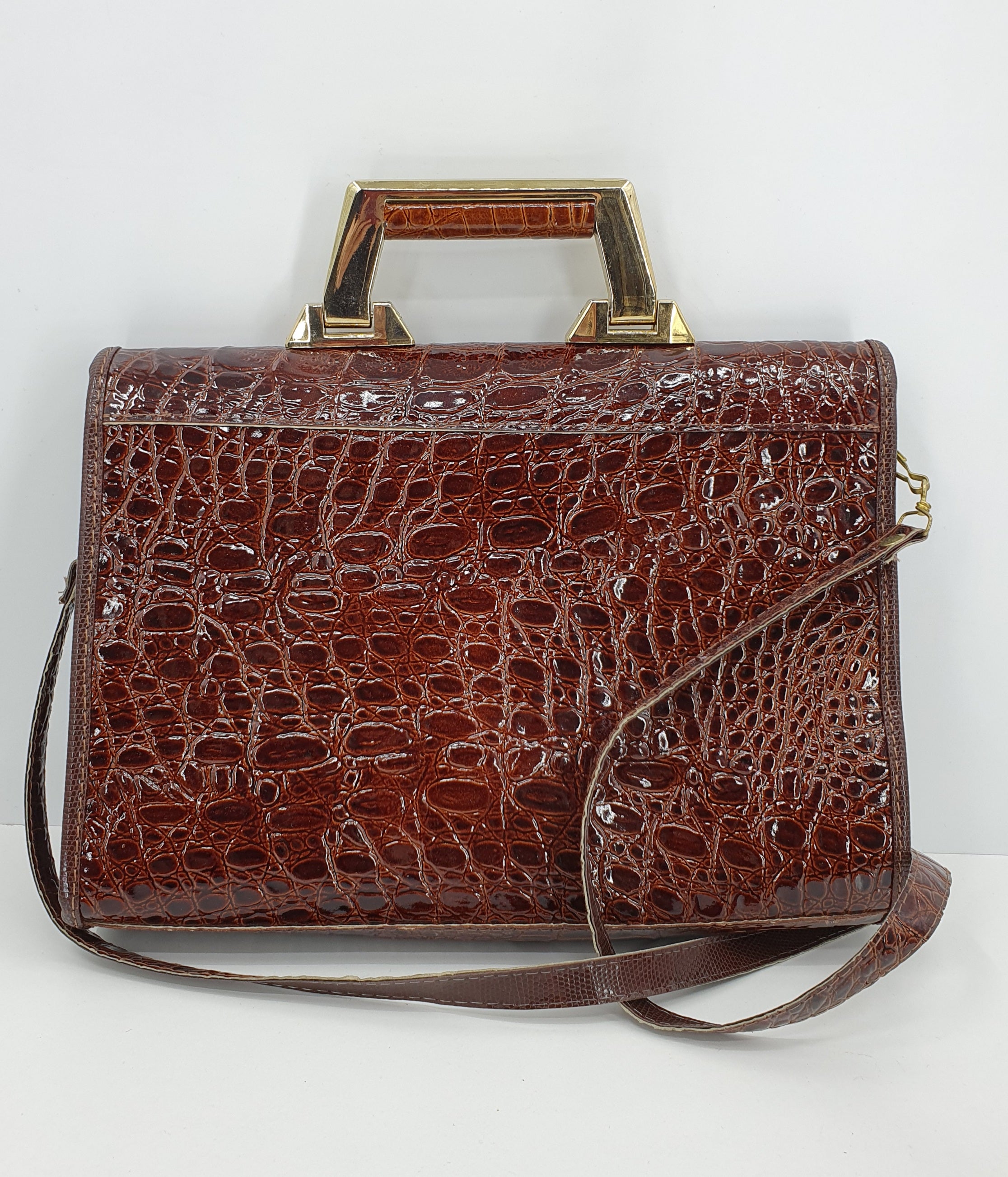 Ruskea kiiltonahkasalkku 80-luvulta, kuva takaa