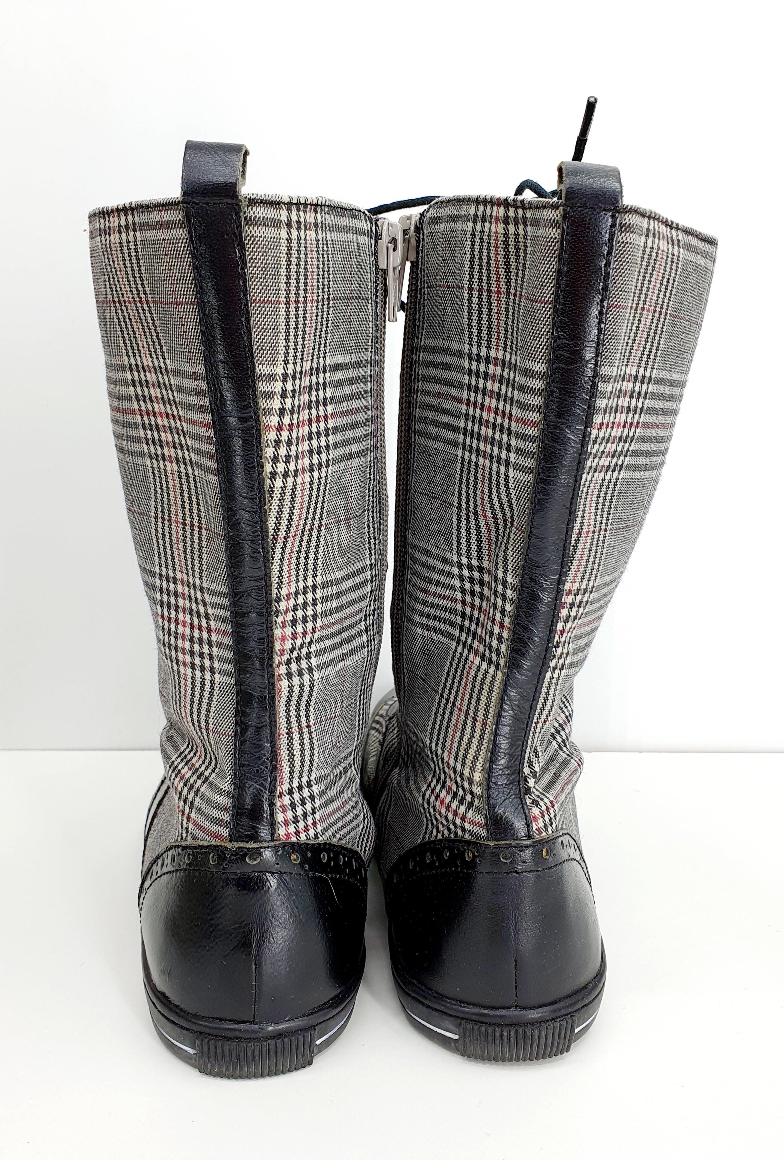 Ruutukuvioiset varsikengät 2000-luvulta, rock-henkiset vintagekengät, kuva takaa