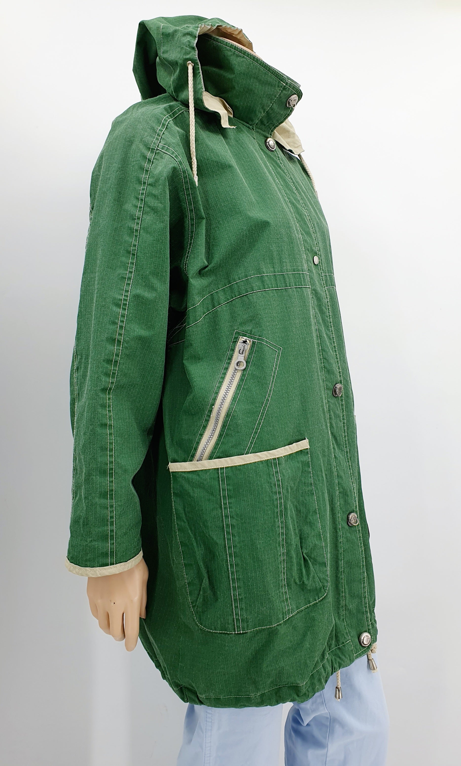 Kosteuttapitävä välikausitakki 90-luvulta, väri vihreä-luunvalkoinen, kuva sivulta