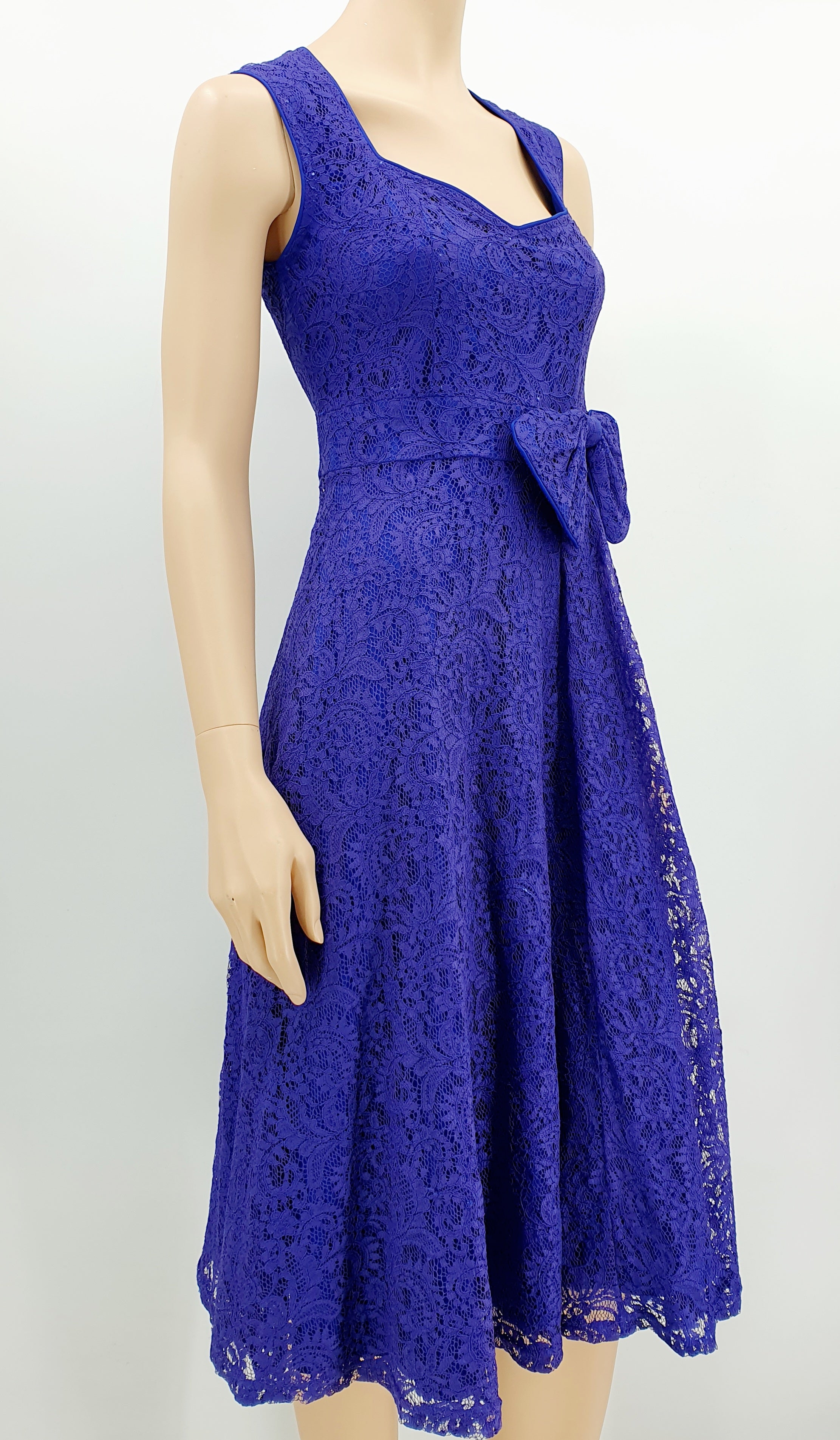 Lindy Pop, laventelinvärinen pitsimekko, 2000-luku, kuva sivulta