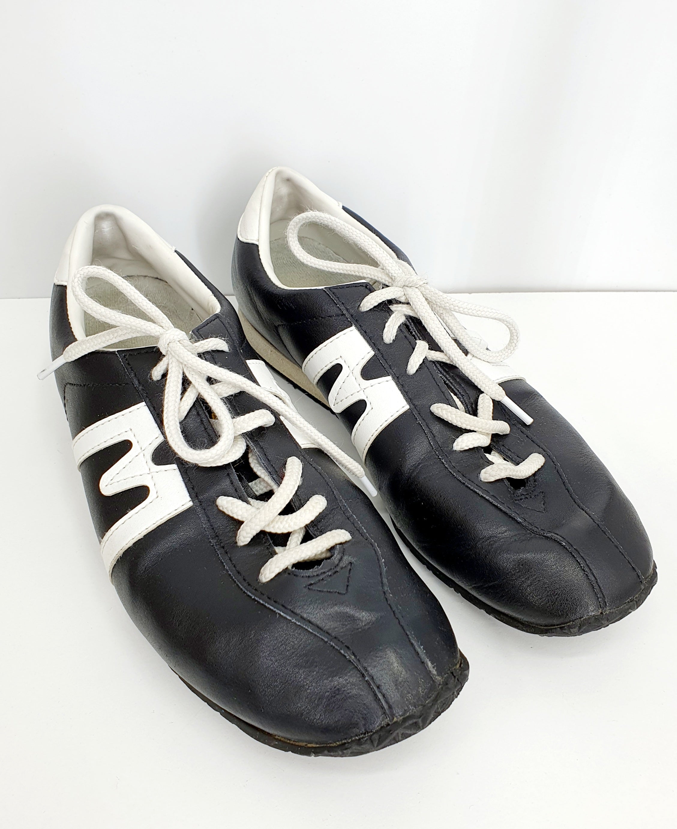 Karhu, mustavalkoiset secondhand tennarit 2000-luku, kuva ylhäältä