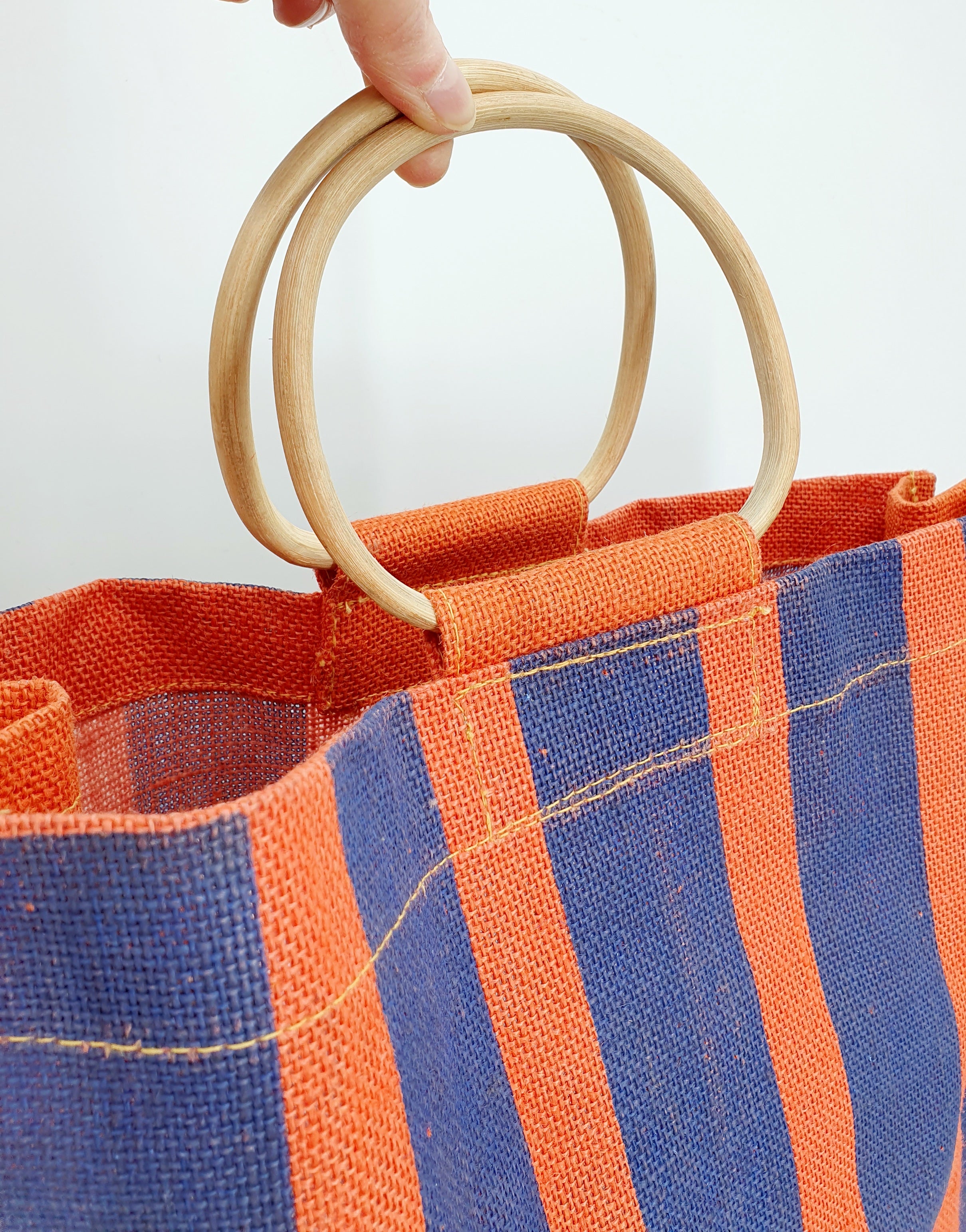 Raitakuvioinen juuttikassi, rottinkikahvat, kuva kahvoista