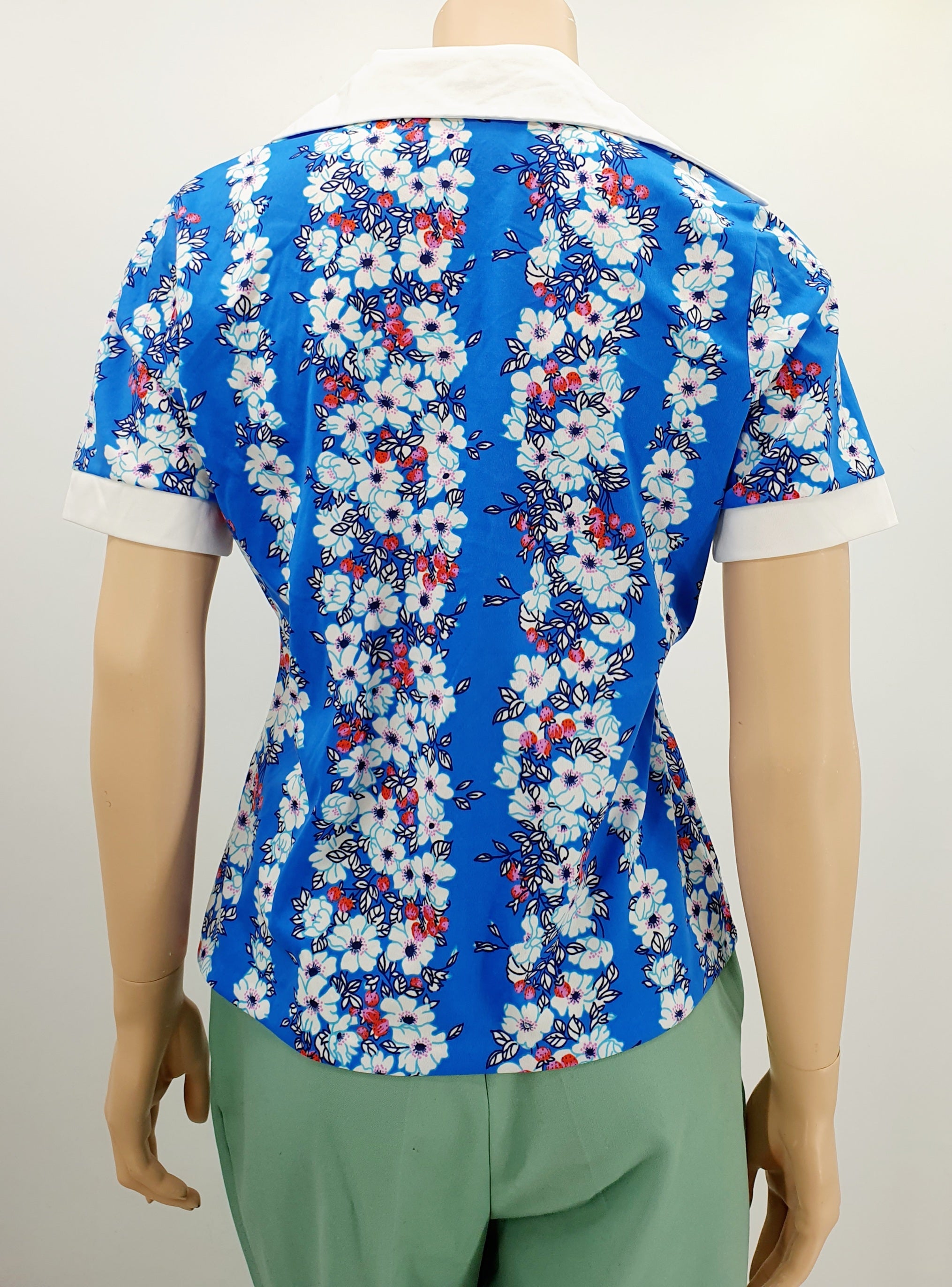 Lyhythihainen naisten retropaita 70-luvulta, kuva selkäpuolelta