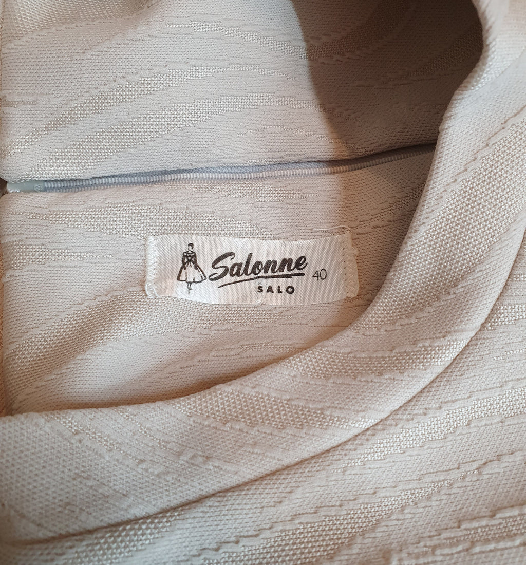 Salonne, hiekanvärinen vintagemekko 70-luvulta, lyhythihainen, kuva logosta