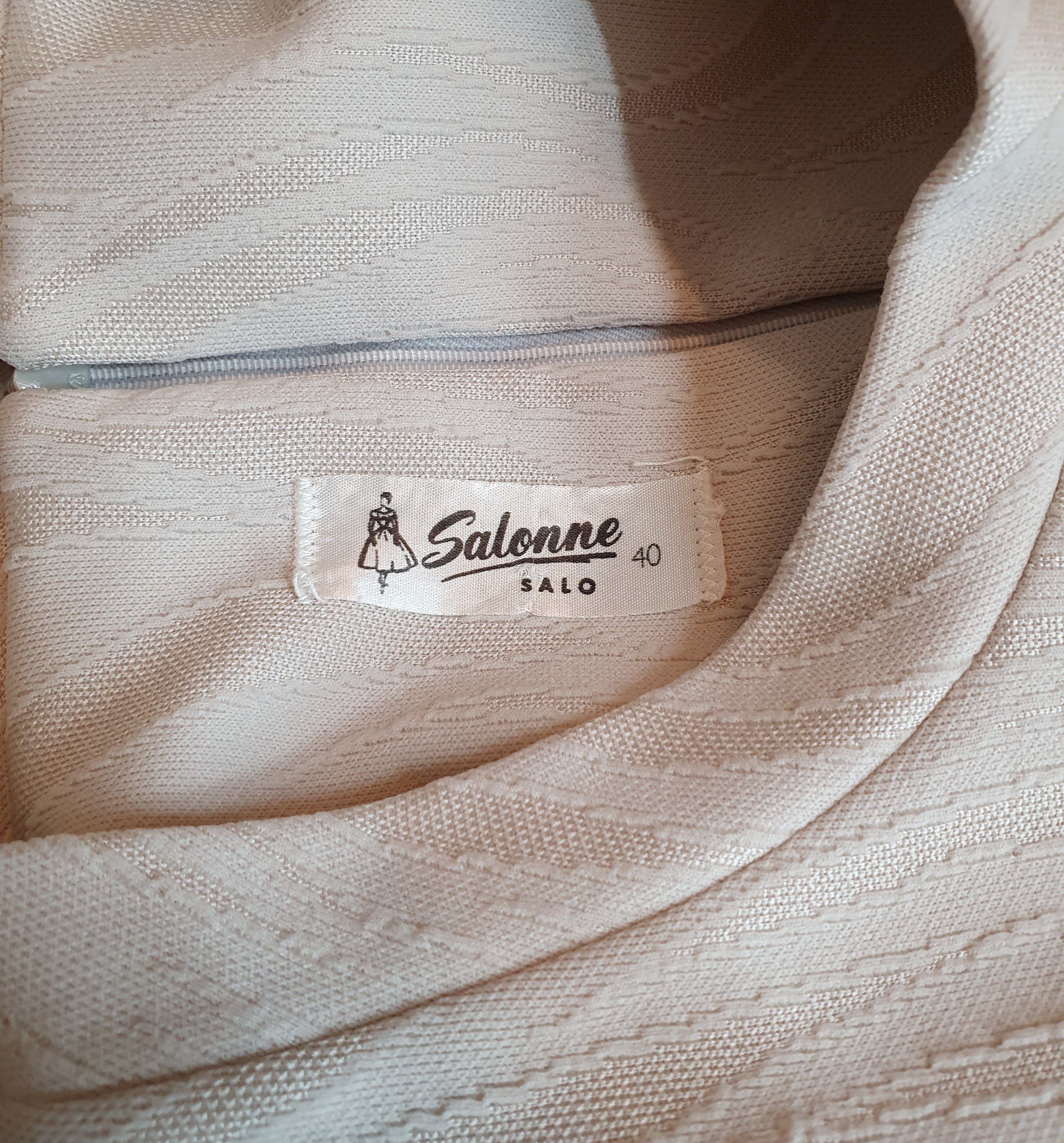 Salonne, hiekanvärinen vintagemekko 70-luvulta, lyhythihainen, kuva logosta