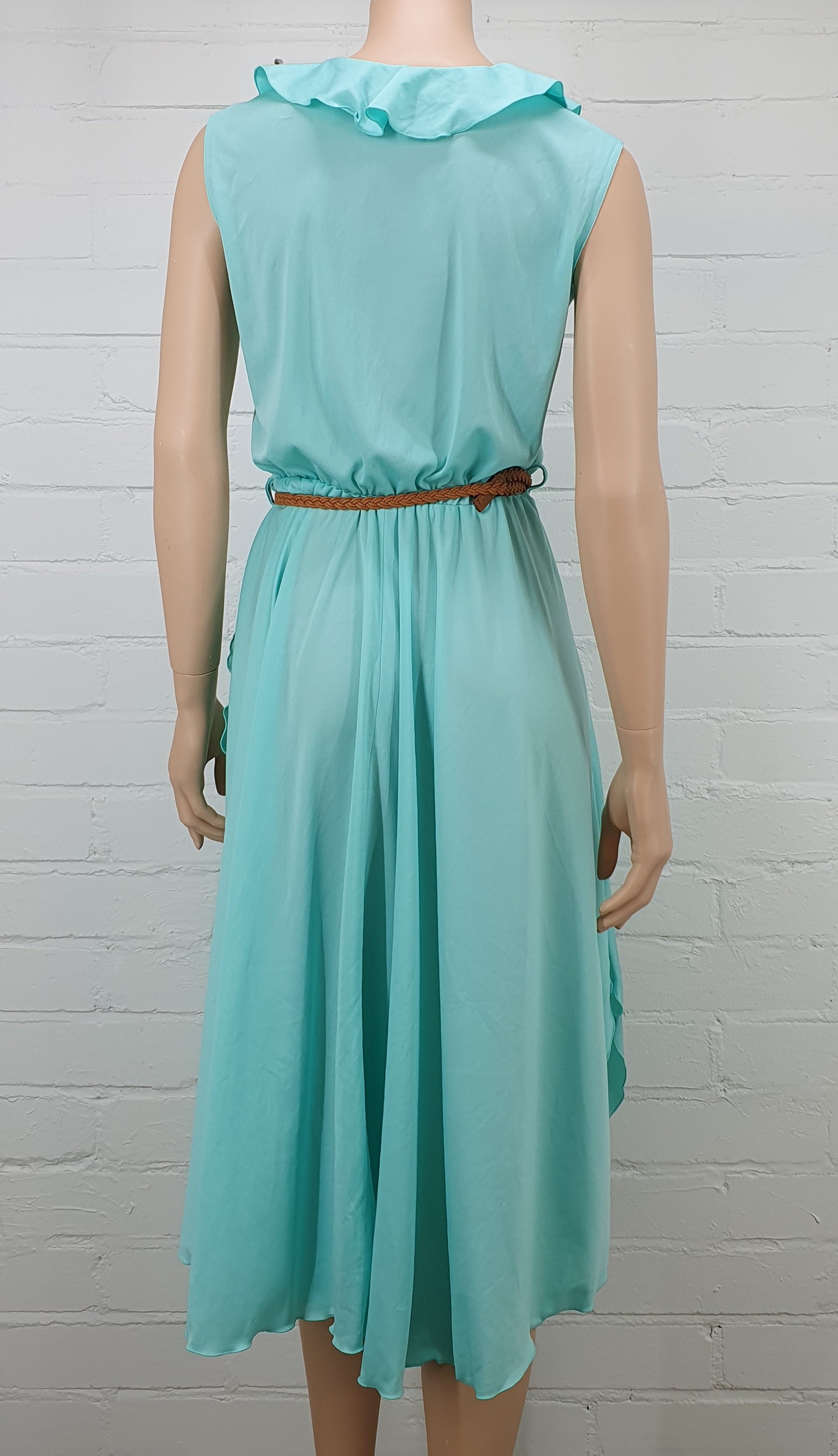 Mintunvihreä hihaton kesämekko 80-luvulta, kuva selkäpuolelta