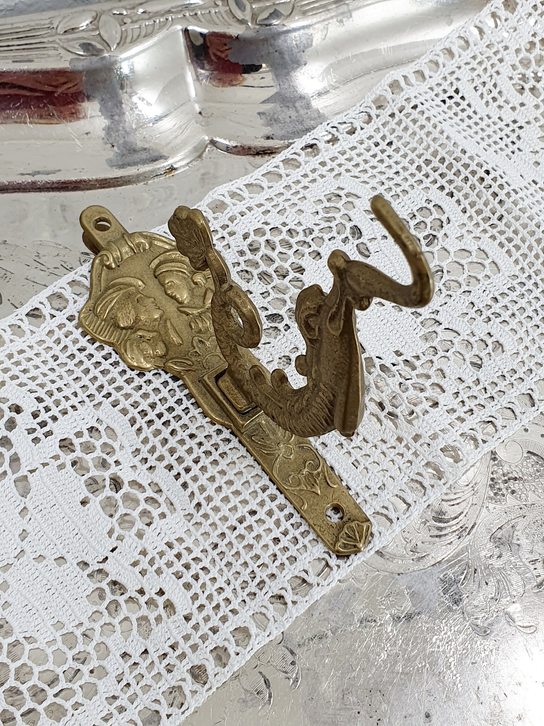 Messinkinen vintage vaatekoukku, kalakuvio, kuva ylhäältäpäin
