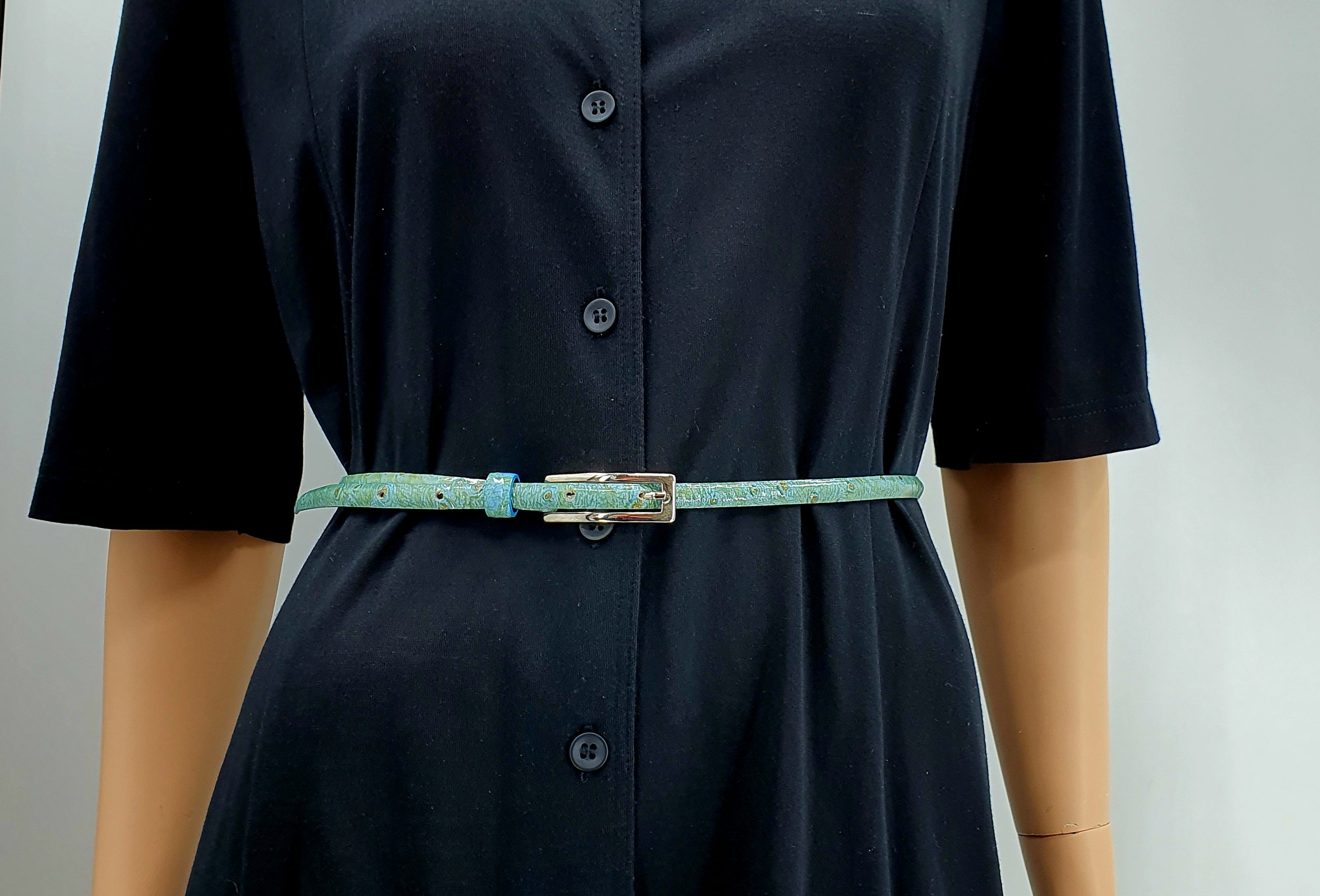 Saddler, kapea asustevyö 90-luvulta, turkoosi matelijakuosi, kuva vyöstä mallin päällä