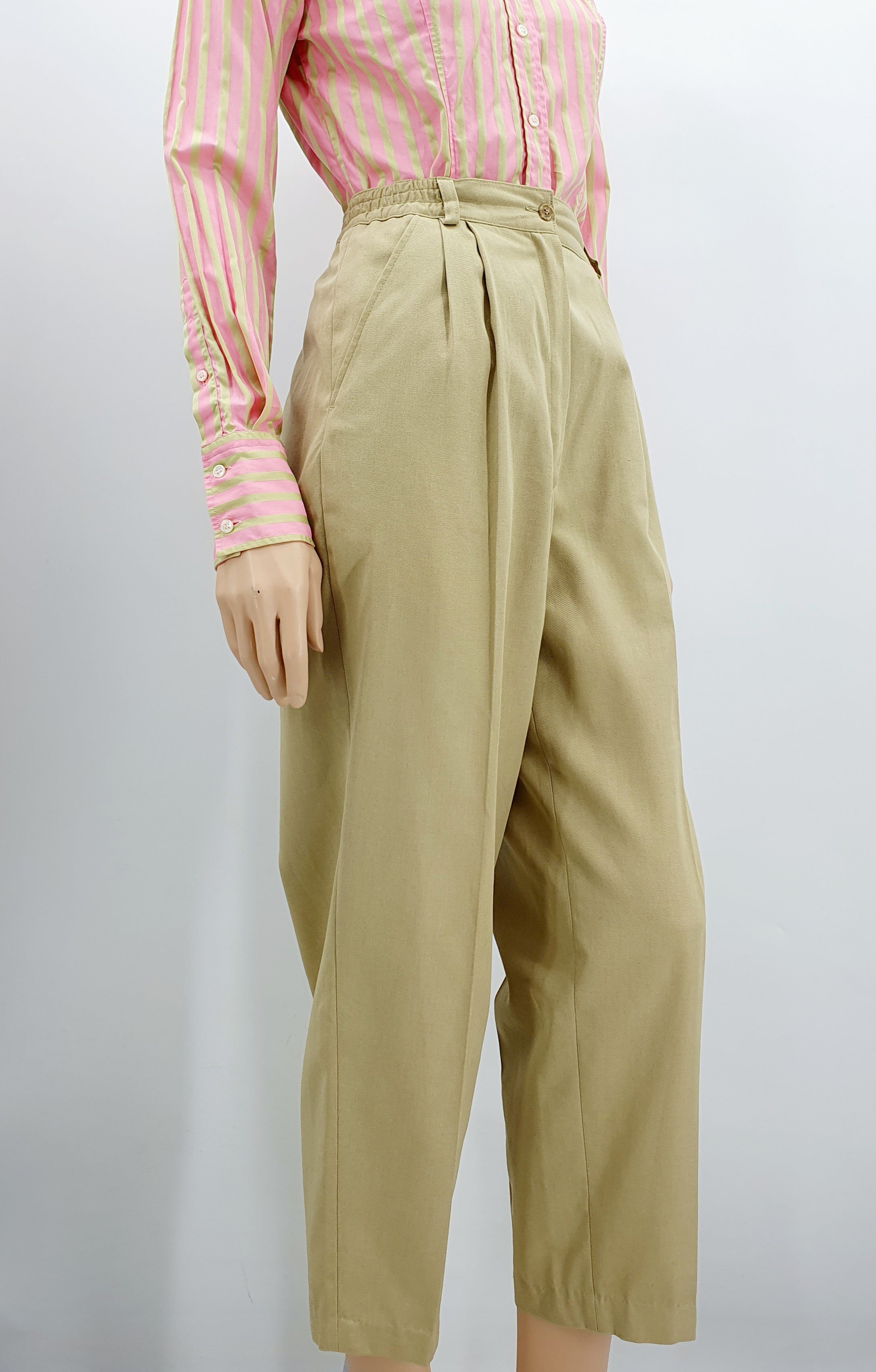 Korkeavyötäröiset naisten housut 1980-90-luvulta, väri beige, kuva sivulta