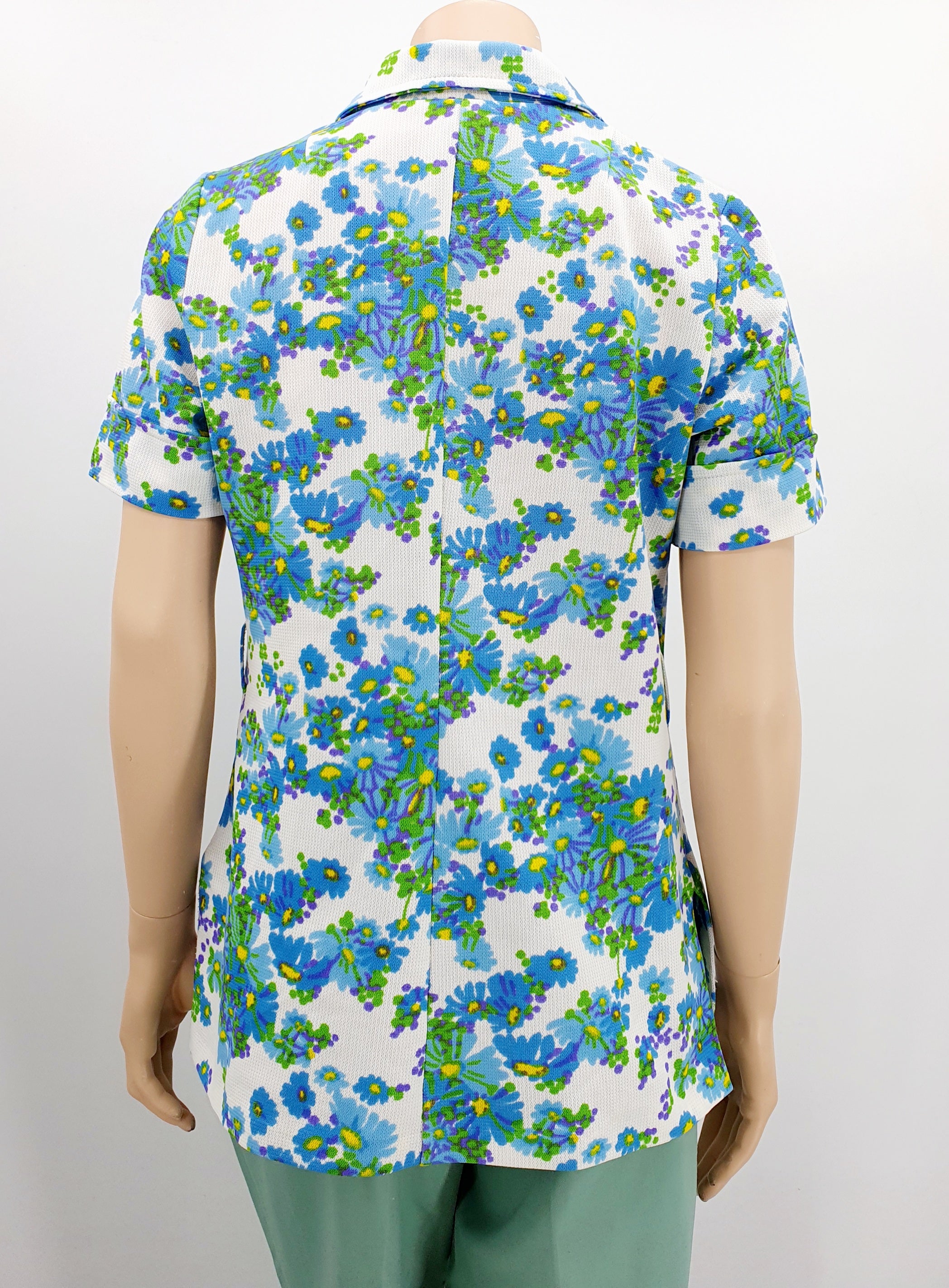 FinnKarelia, naisten retropaita 70-luvulta Lyhythihainen Kukkakuvio, kuva selkäpuolelta