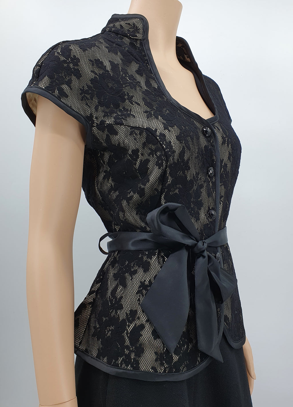 Molly-Jo, lyhythihainen juhlatoppi 2000-luvulta, koko 42