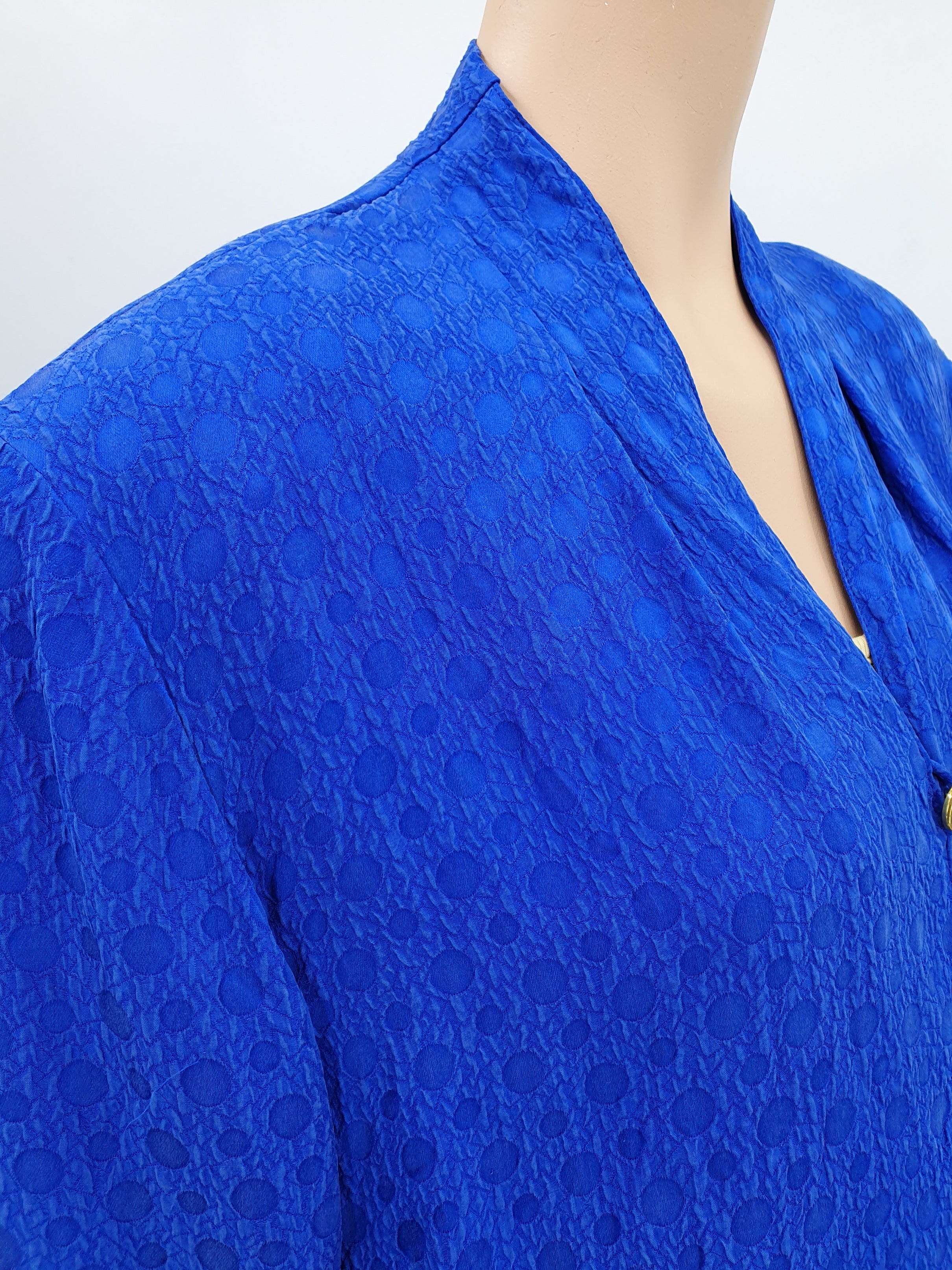 Amis, sähkönsininen silkki jakkupaita 90-luvulta, koko 46, lähikuva kankaasta