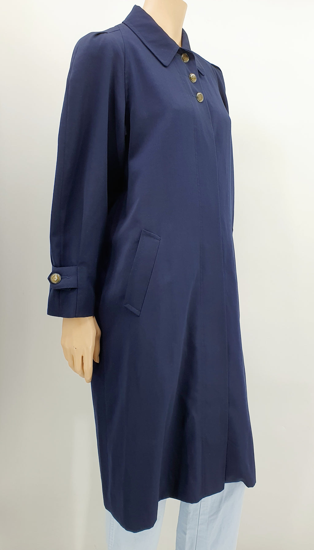 Tummansininen pitkä trenssitakki 90-luku, kuva sivulta