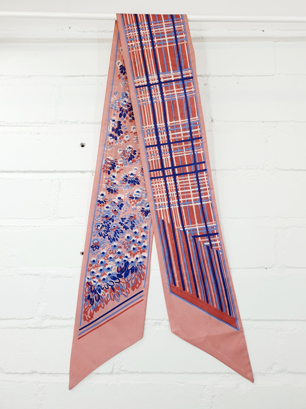 Pitkänmallinen huivi 80-luvulta, roosanvärinen kuviointi, vintage scarf from 80s, huivi pitkänä