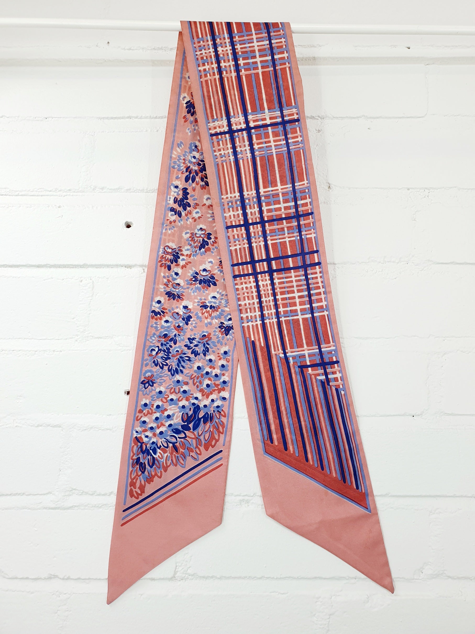 Pitkänmallinen huivi 80-luvulta, roosanvärinen kuviointi, vintage scarf from 80s, huivi pitkänä
