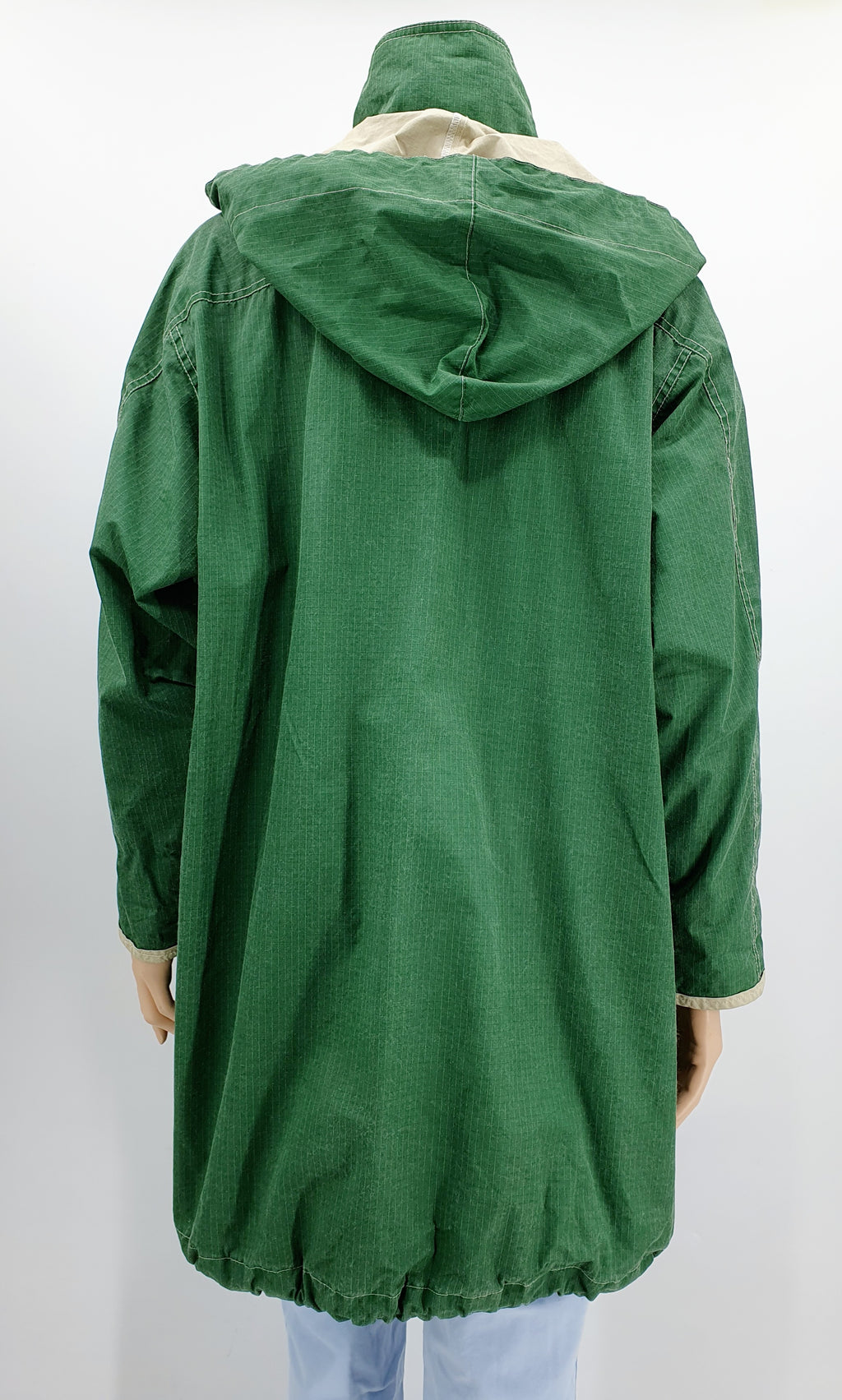 Kosteuttapitävä välikausitakki 90-luvulta, väri vihreä-luunvalkoinen, kuva selkäpuolelta