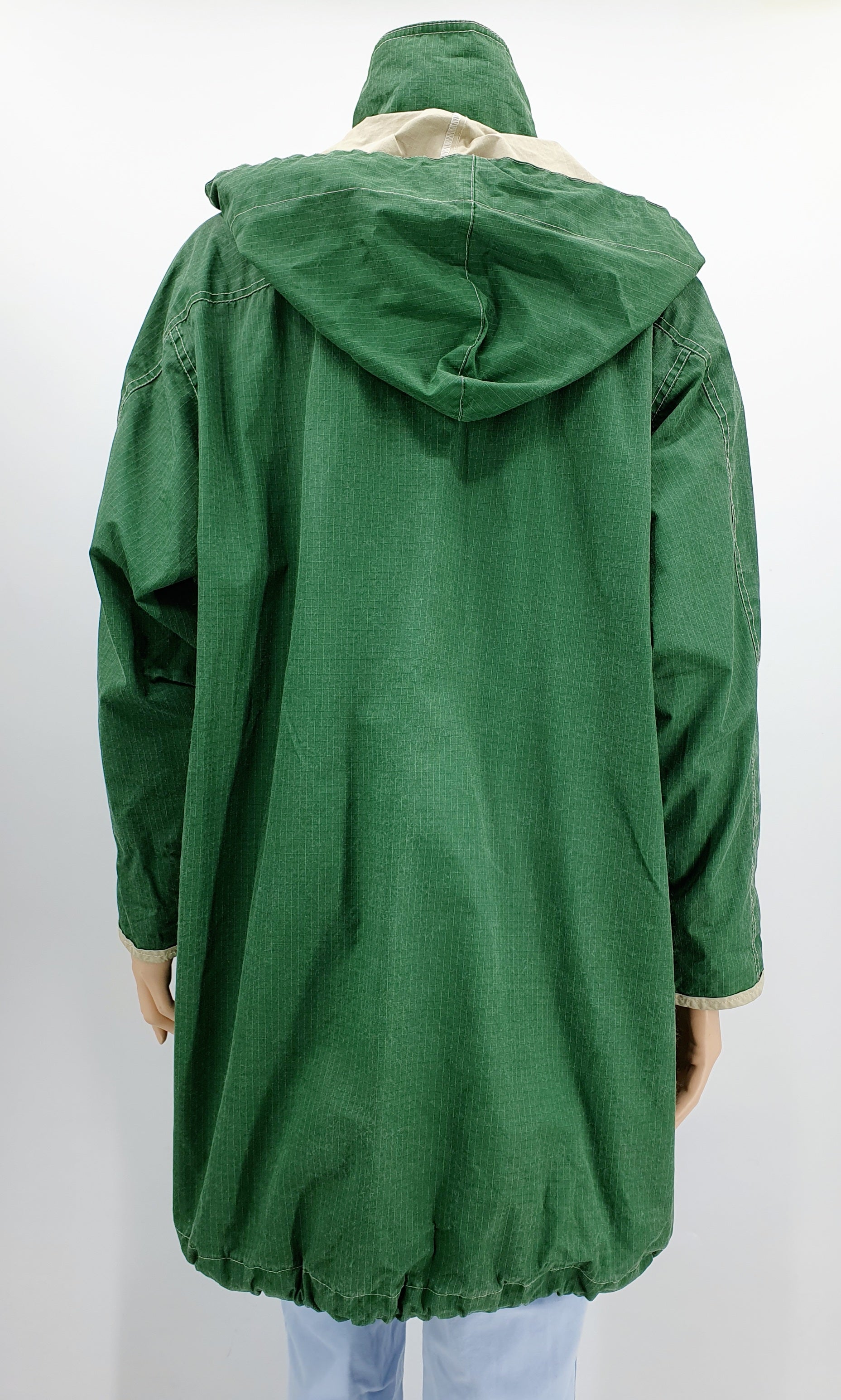 Kosteuttapitävä välikausitakki 90-luvulta, väri vihreä-luunvalkoinen, kuva selkäpuolelta