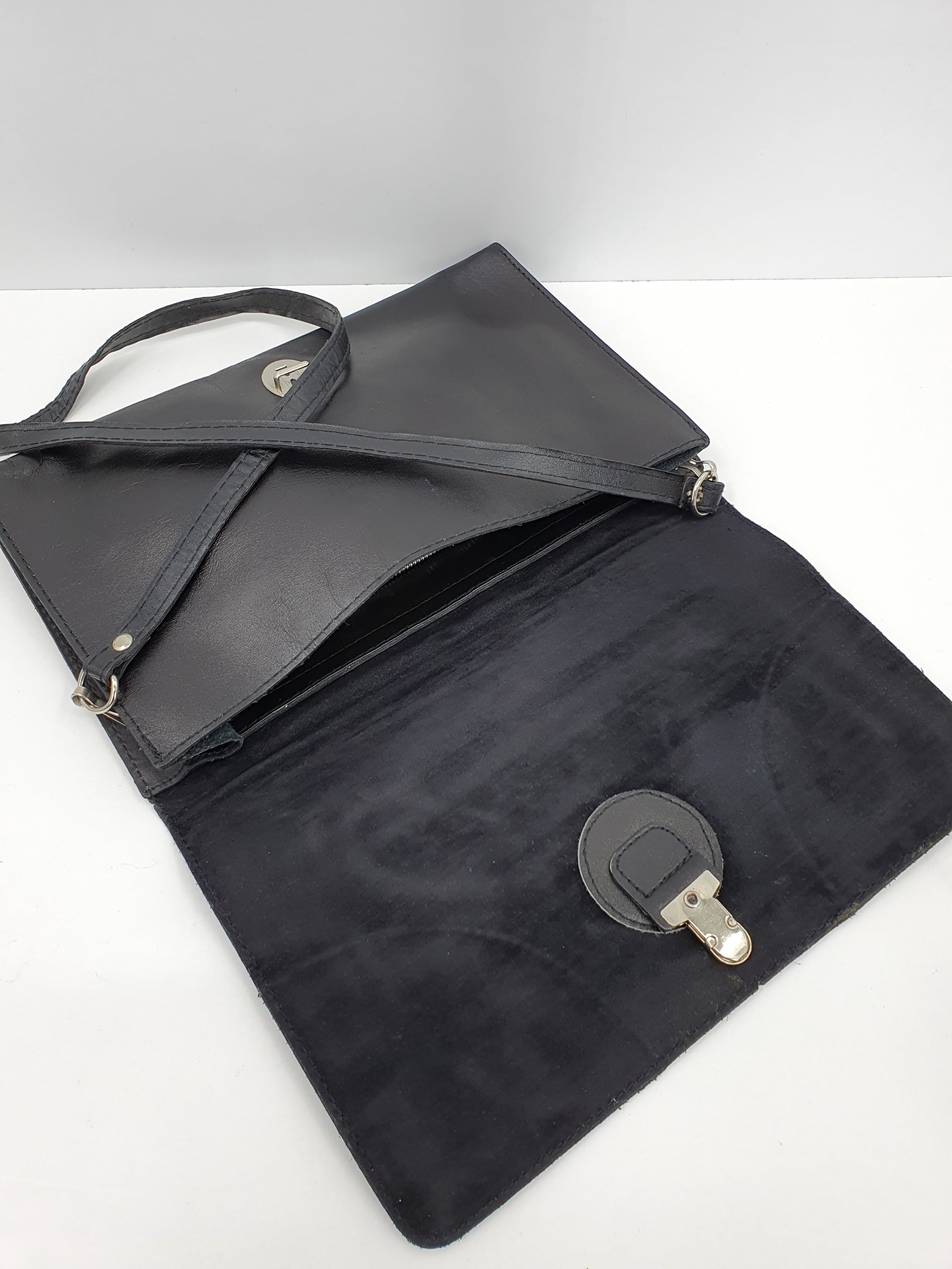 Musta olkalaukku 70-luvulta, aitoa nahkaa, kuva sisältä