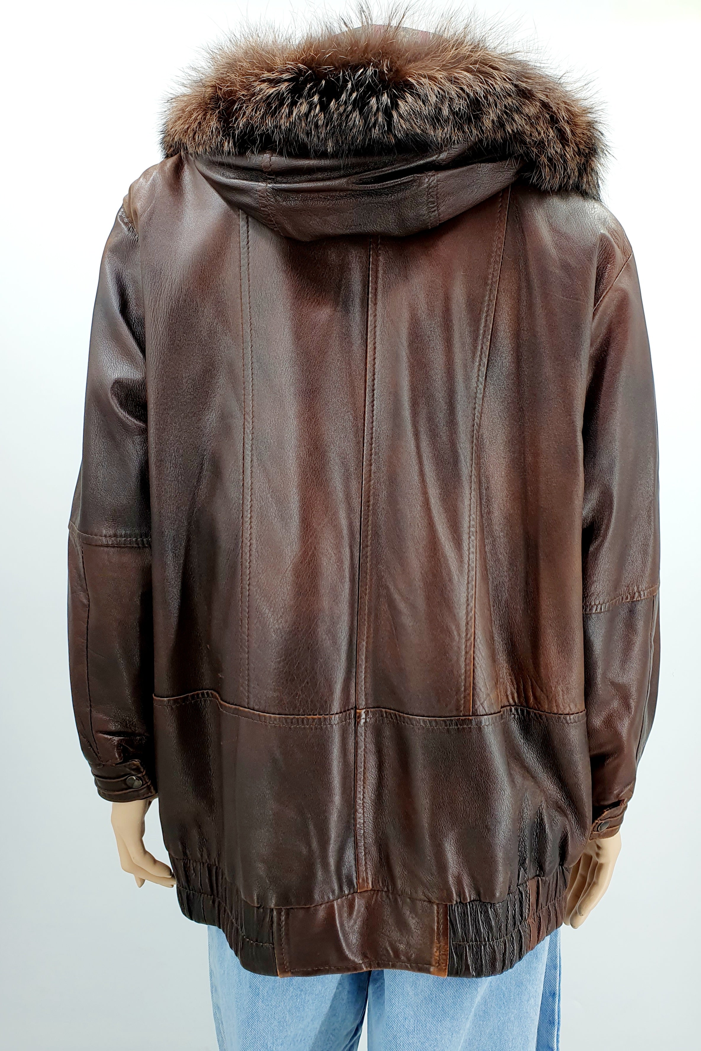 Tummanruskea hupullinen nahkatakki 80-luvulta, kuva selkäpuolelta