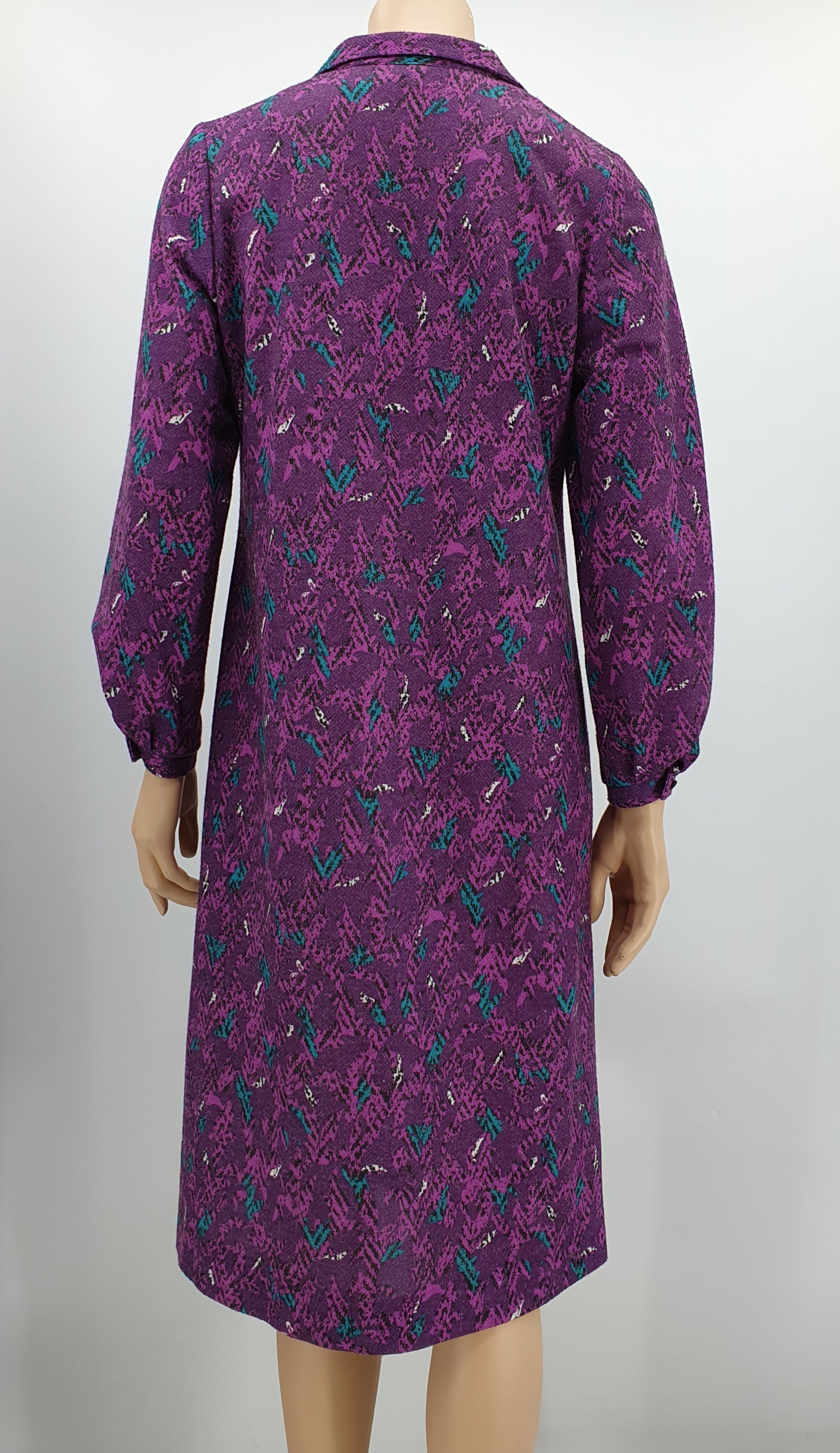 Vintage talvimekko 70-luvulta, väri purppuranvioletti/turkoosi, kuva selkäpuolelta