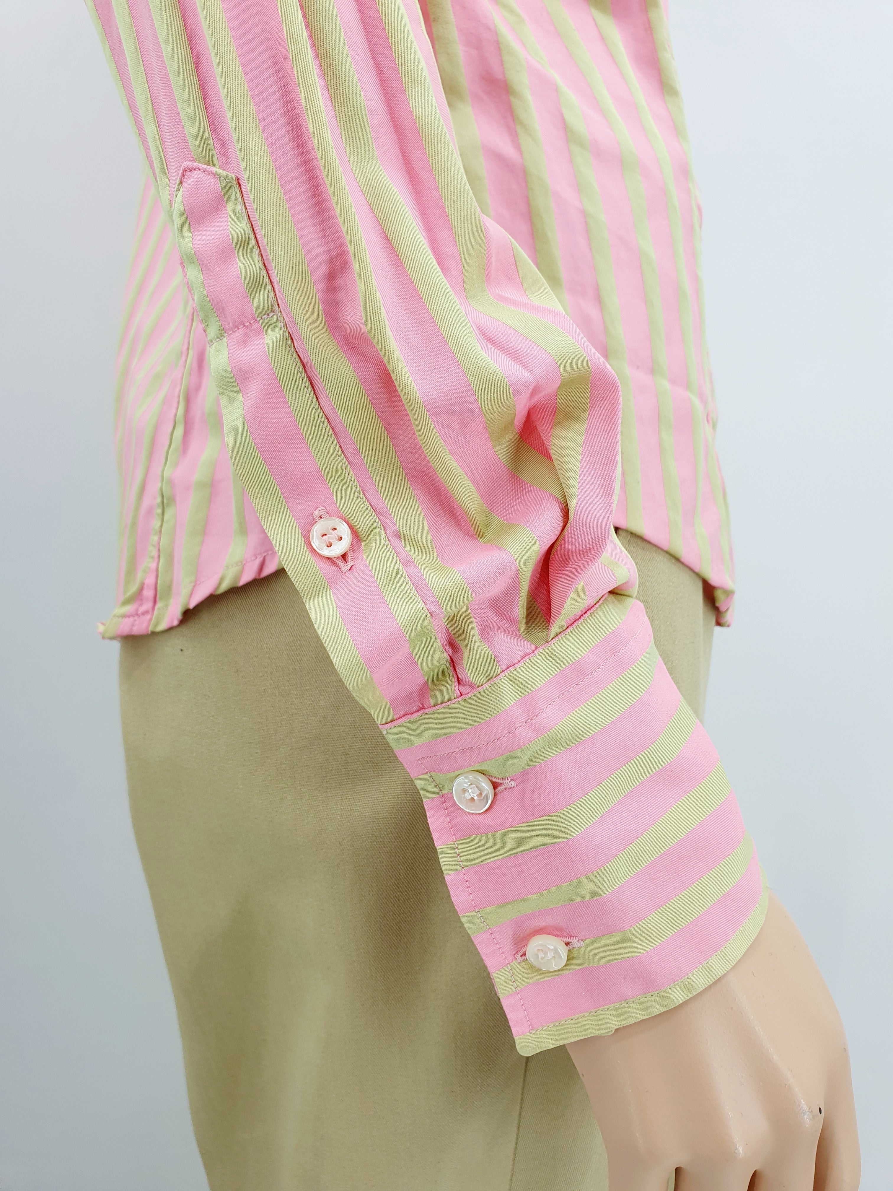 Naisten slimfit kauluspaita 2000-luvulta, väri vaaleanpunainen/beige raita, kuva rannekkeesta