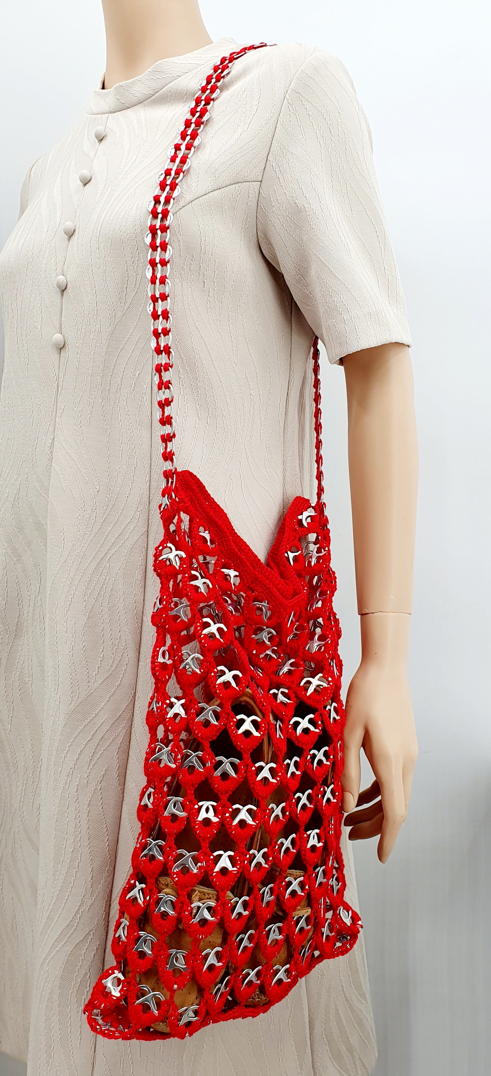 Punainen virkattu kierrätyslaukku juomatölkin klipsuista, käsityö, laukku mallinuken päällä