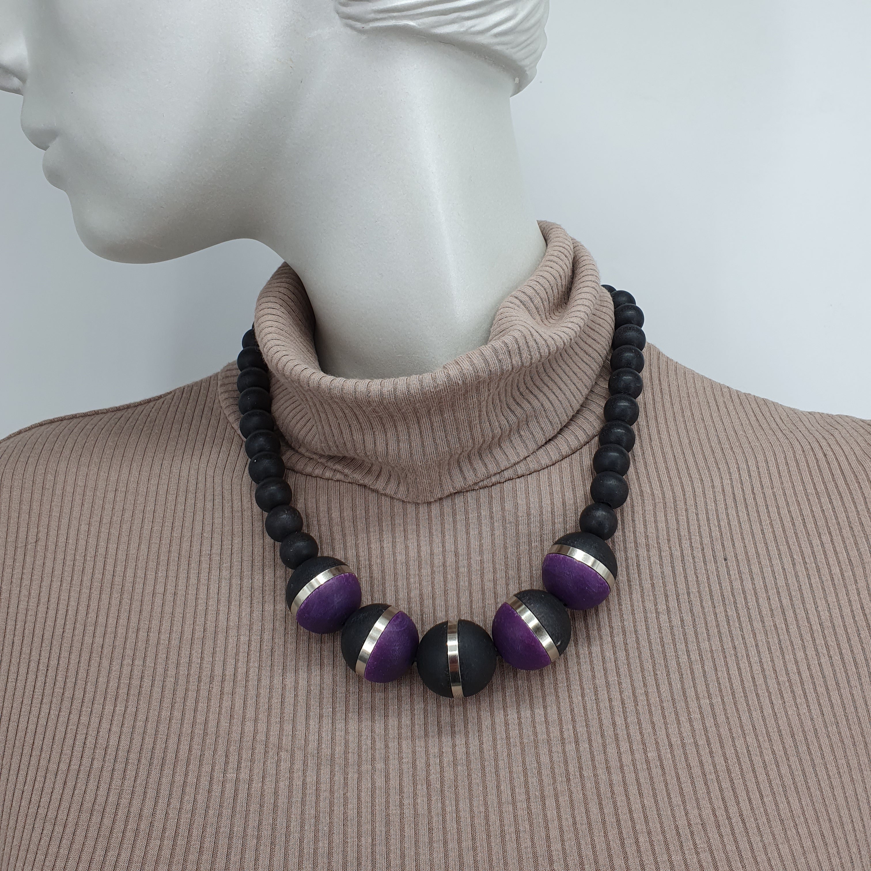 Aarikka, short necklace from the 80s-90s, color plum/black, length 50cm