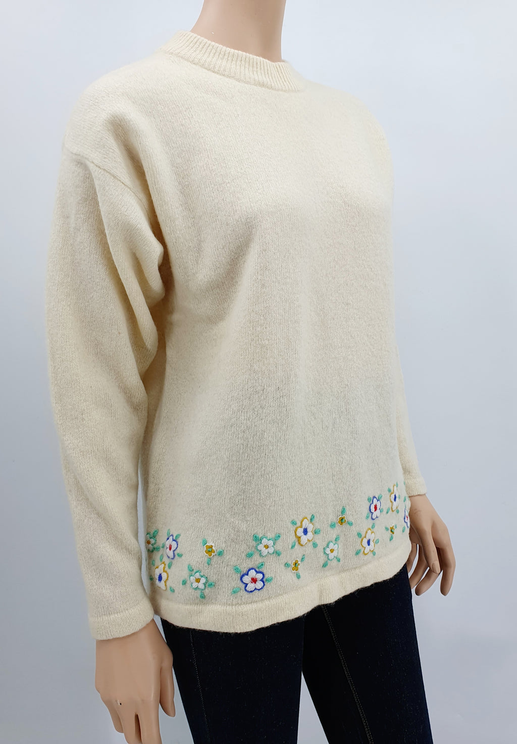 Luonnonvalkoinen vintage villapaita lampaanvillaa kukkakuvio koko 38 sivusta kuvattuna