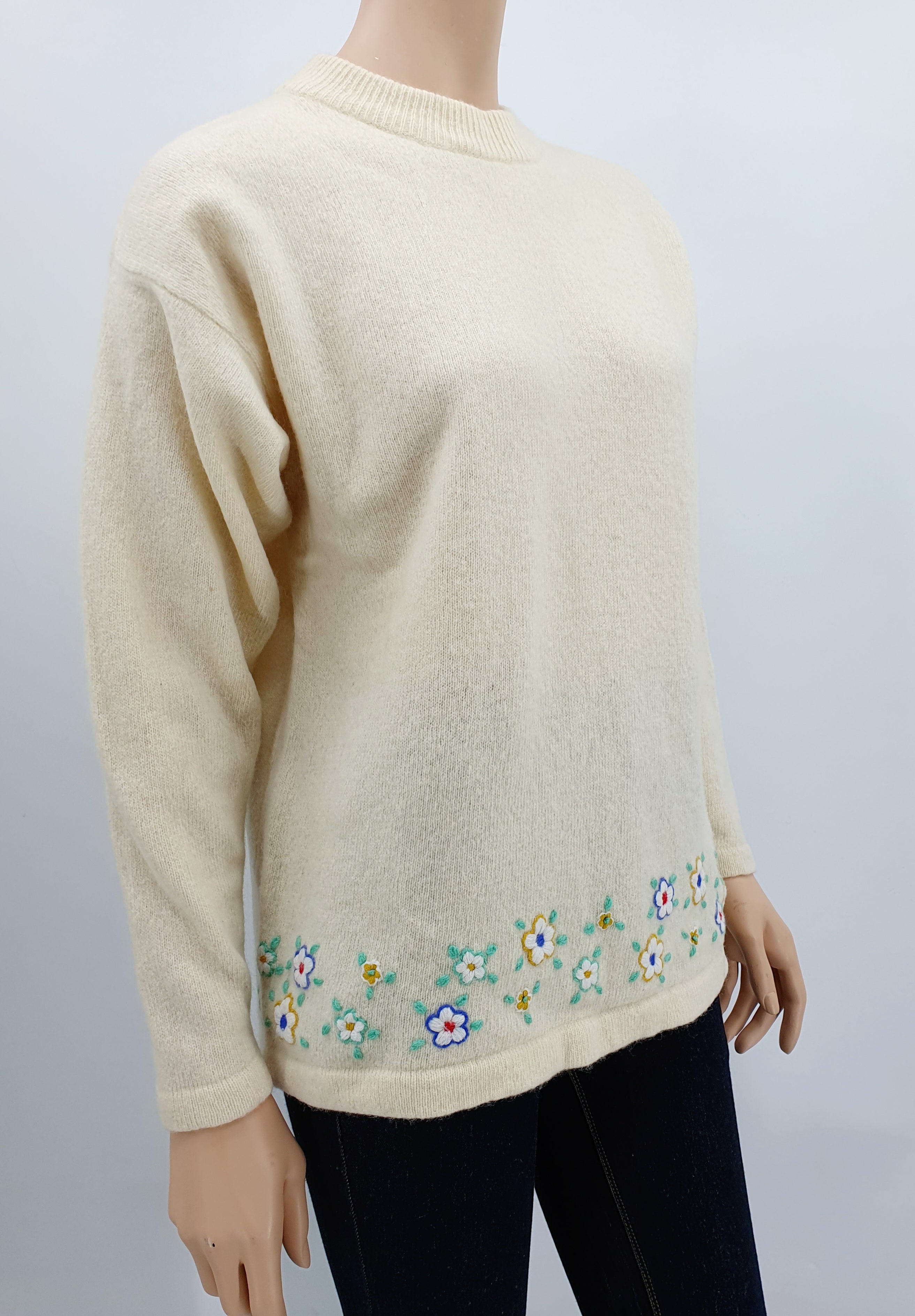 Luonnonvalkoinen vintage villapaita lampaanvillaa kukkakuvio koko 38 sivusta kuvattuna