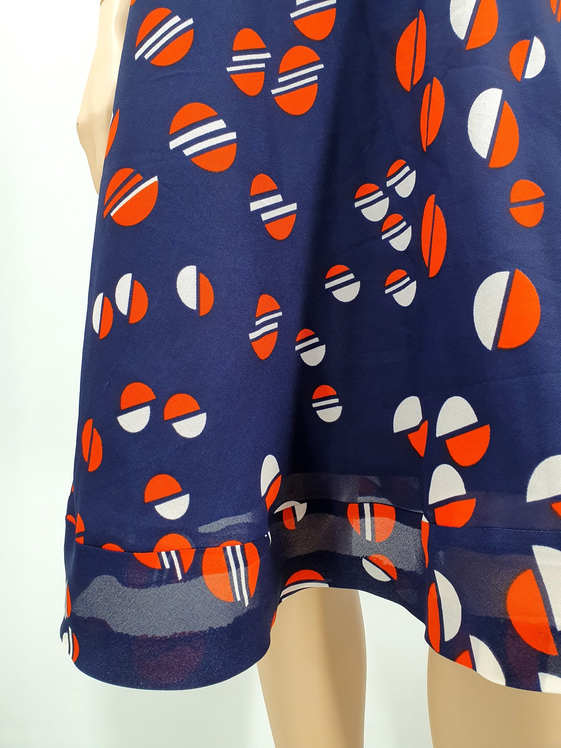 Kati-Myynti, pallokuvioinen mekko 70-luvulta, väritys tummansininen/punainen/valkoinen Kuva helmasta