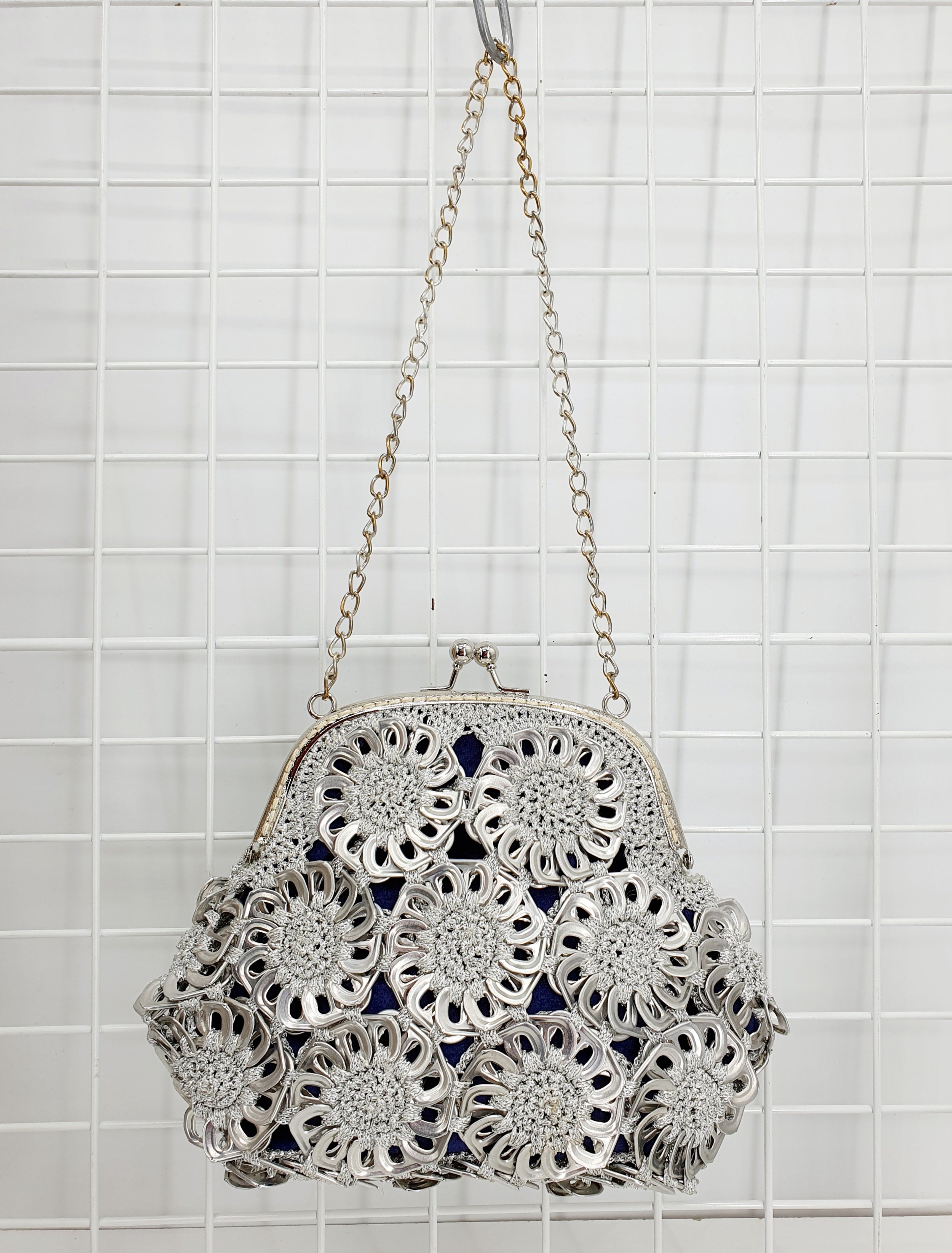 Hopeanvärinen virkattu pikkulaukku | Käsityönä valmistettu kierrätyslaukku