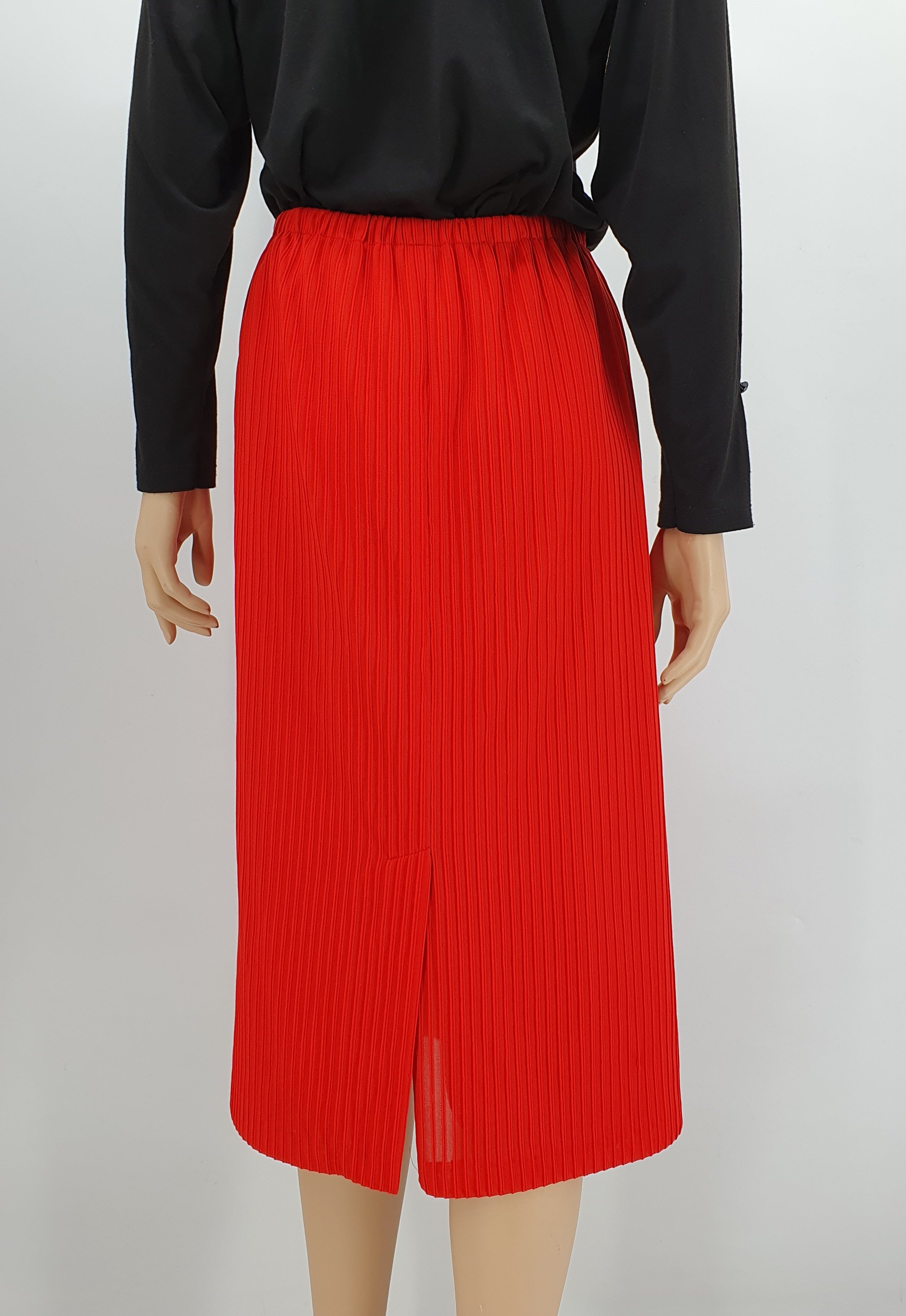 Carolin, punainen hame 80-luvulta, vyötärö 70-80cm, koko 36-38-40